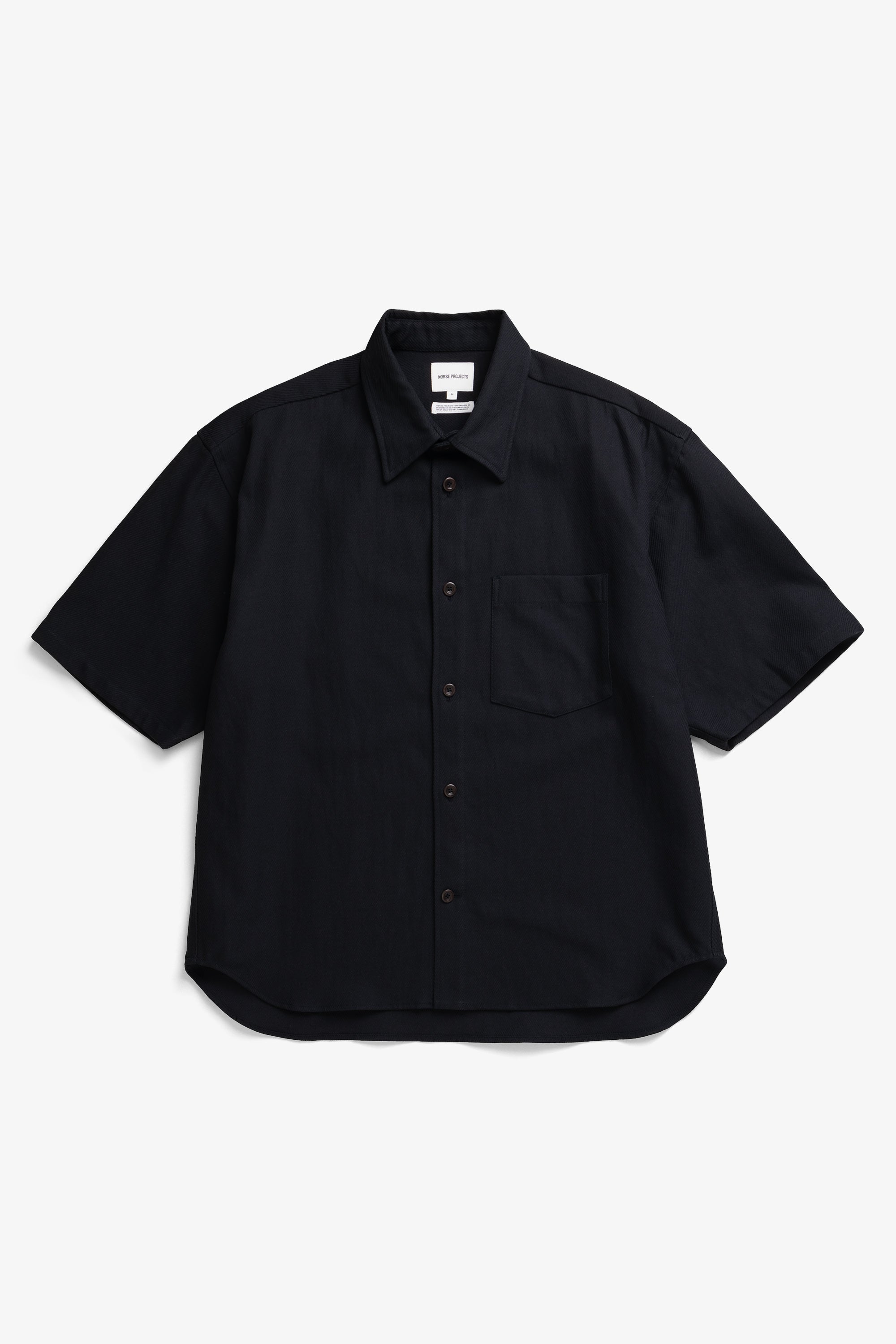 Chemise à manches courtes en twill de coton et lin - Une chemise à manches courtes coupe décontractée avec une poche poitrine, confectionnée dans un twill de coton et lin par le tisserand italien Mante…