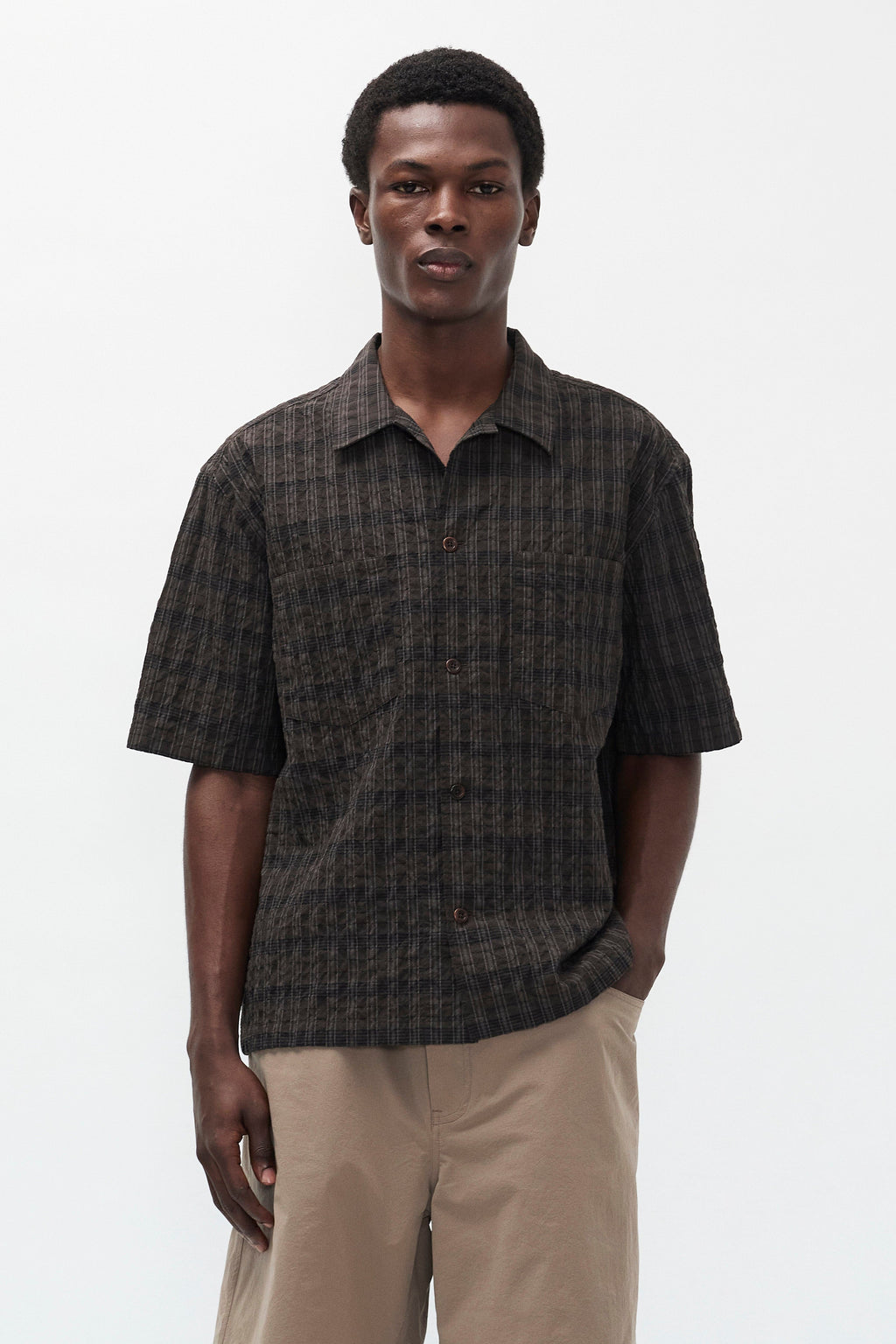 Chemise - Une chemise à manches courtes, avec un col ouvert et une coupe décontractée oversize, confectionnée dans un tissu en mélange de coton texturé léger, qui est lavé...