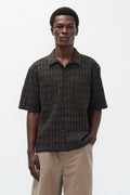 Chemise - Une chemise à manches courtes, avec un col ouvert et une coupe décontractée oversize, confectionnée dans un tissu en mélange de coton texturé léger, qui est lavé...