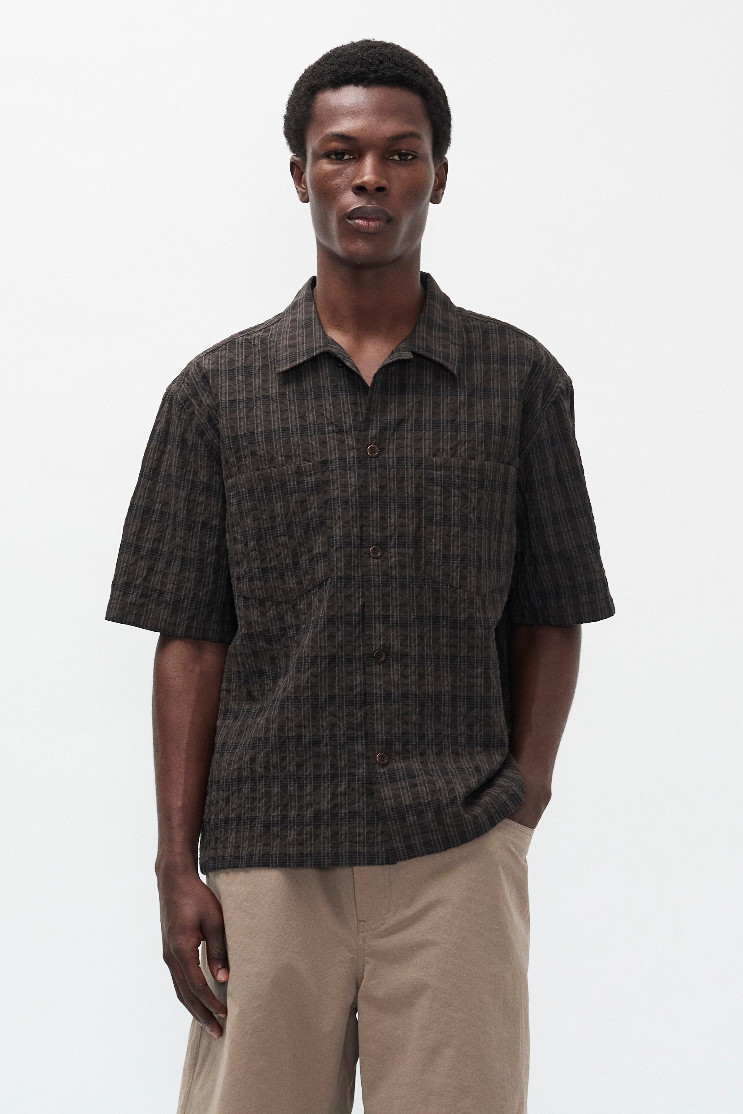 Chemise - Une chemise à manches courtes, avec un col ouvert et une coupe décontractée oversize, confectionnée dans un tissu en mélange de coton texturé léger, qui est lavé...