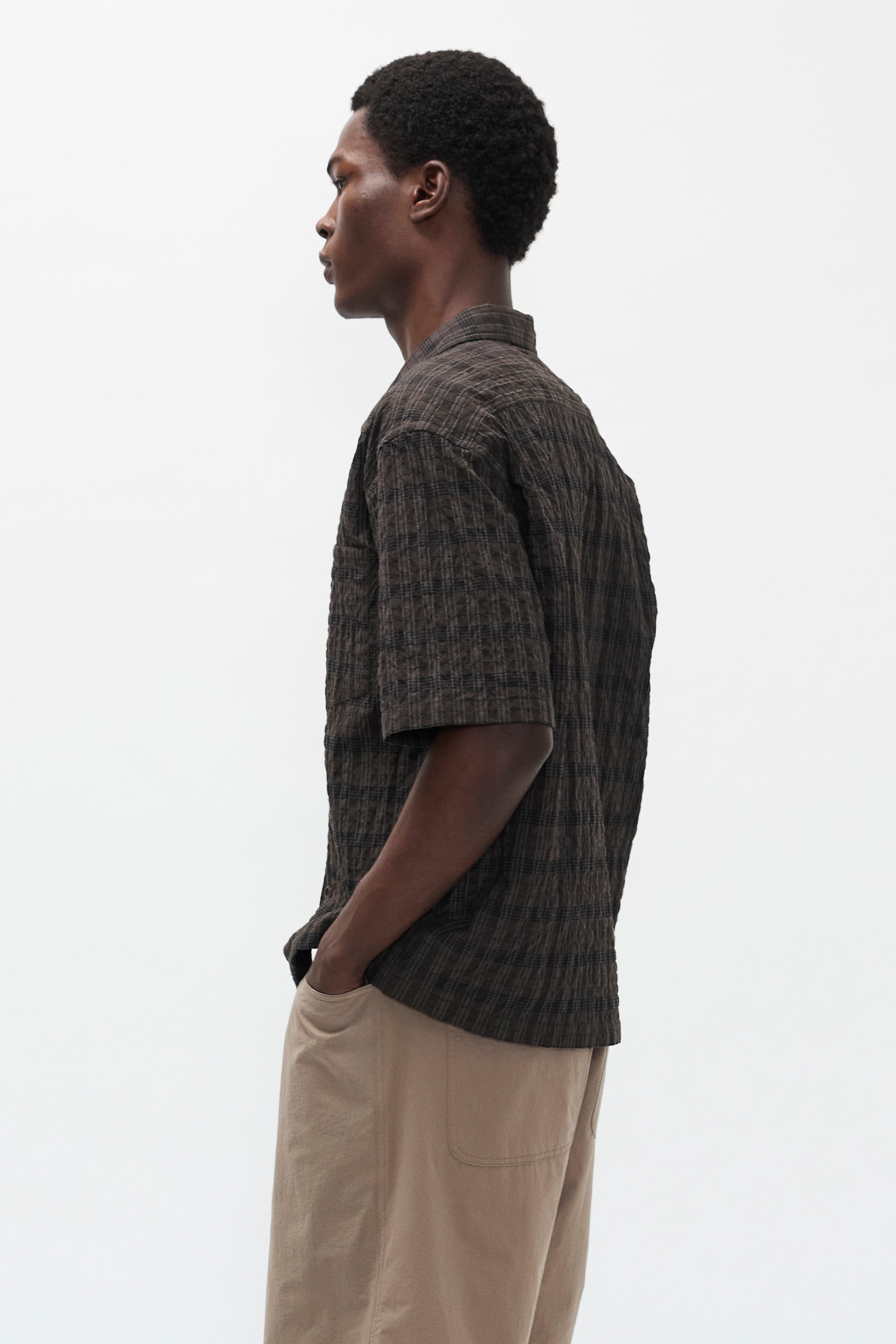 Chemise - Une chemise à manches courtes, avec un col ouvert et une coupe décontractée oversize, confectionnée dans un tissu en mélange de coton texturé léger, qui est lavé...
