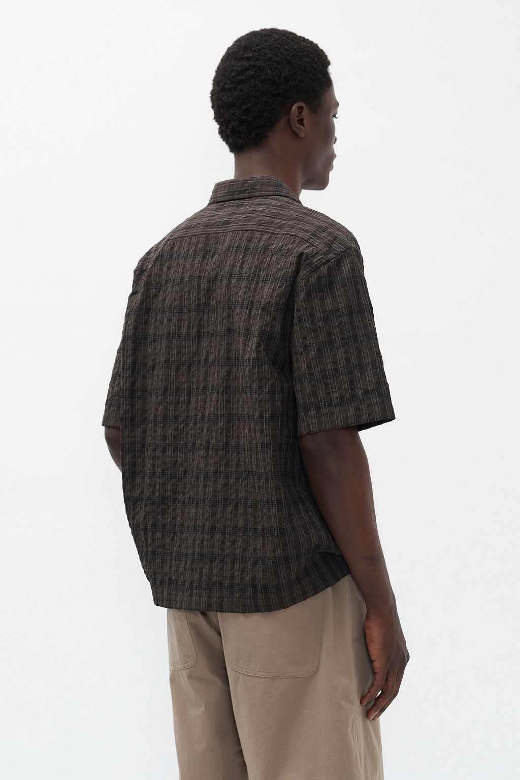 Chemise - Une chemise à manches courtes, avec un col ouvert et une coupe décontractée oversize, confectionnée dans un tissu en mélange de coton texturé léger, qui est lavé...