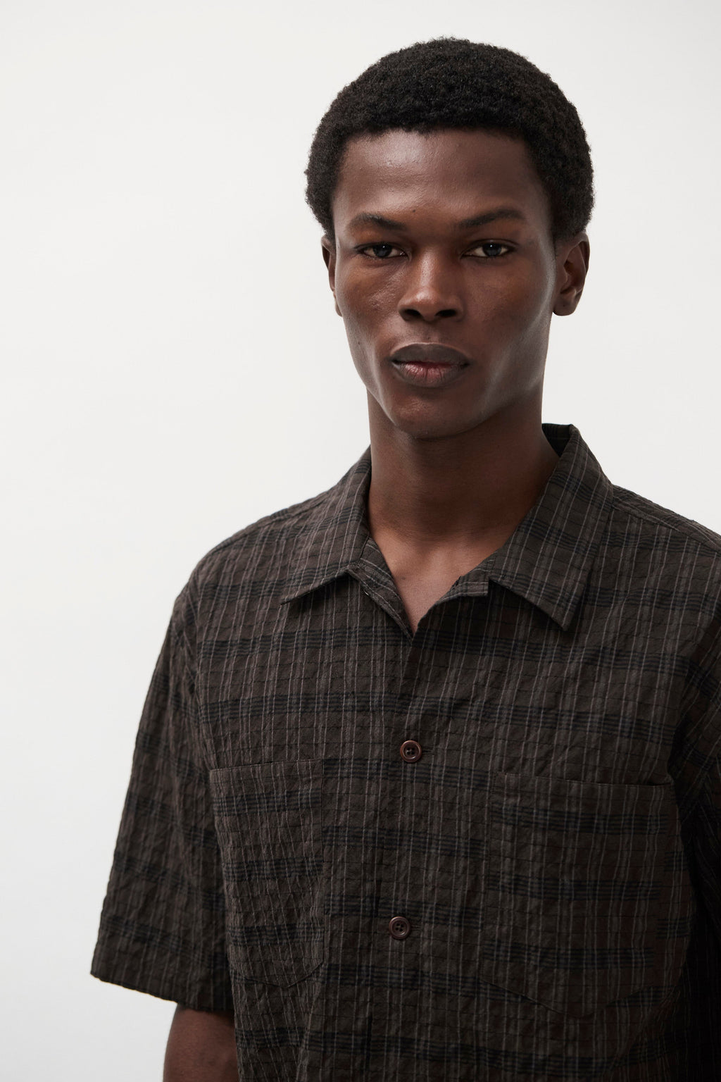 Chemise - Une chemise à manches courtes, avec un col ouvert et une coupe décontractée oversize, confectionnée dans un tissu en mélange de coton texturé léger, qui est lavé...