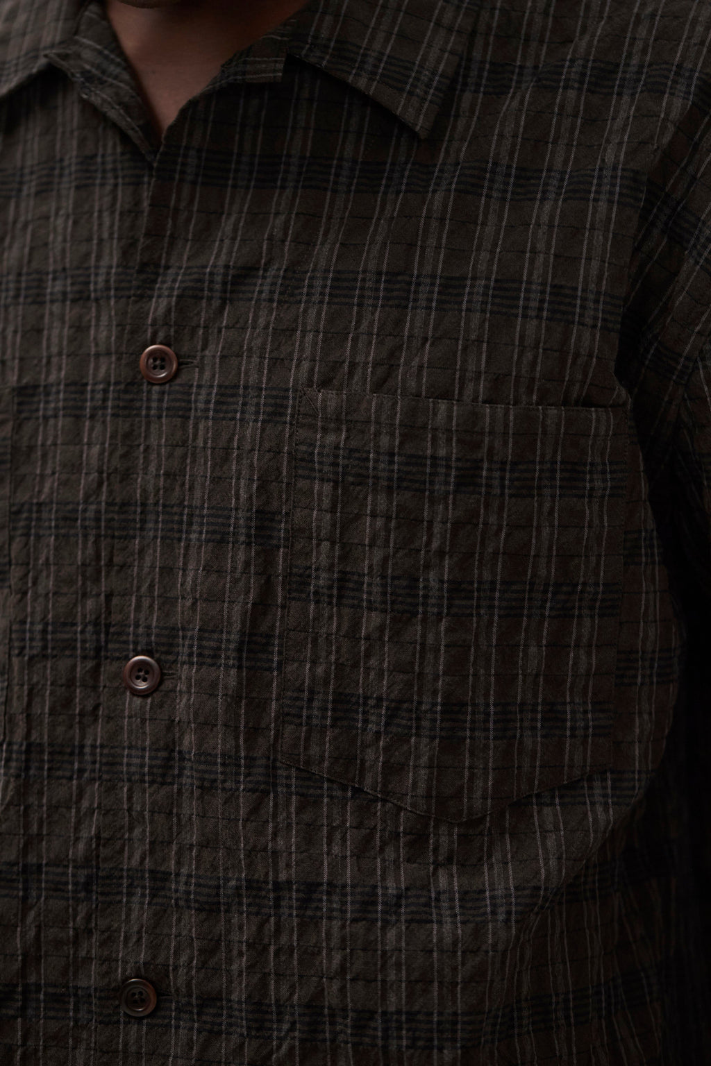 Chemise - Une chemise à manches courtes, avec un col ouvert et une coupe décontractée oversize, confectionnée dans un tissu en mélange de coton texturé léger, qui est lavé...
