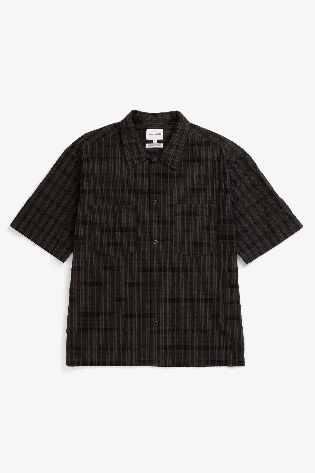 Chemise - Une chemise à manches courtes, avec un col ouvert et une coupe décontractée oversize, confectionnée dans un tissu en mélange de coton texturé léger, qui est lavé...