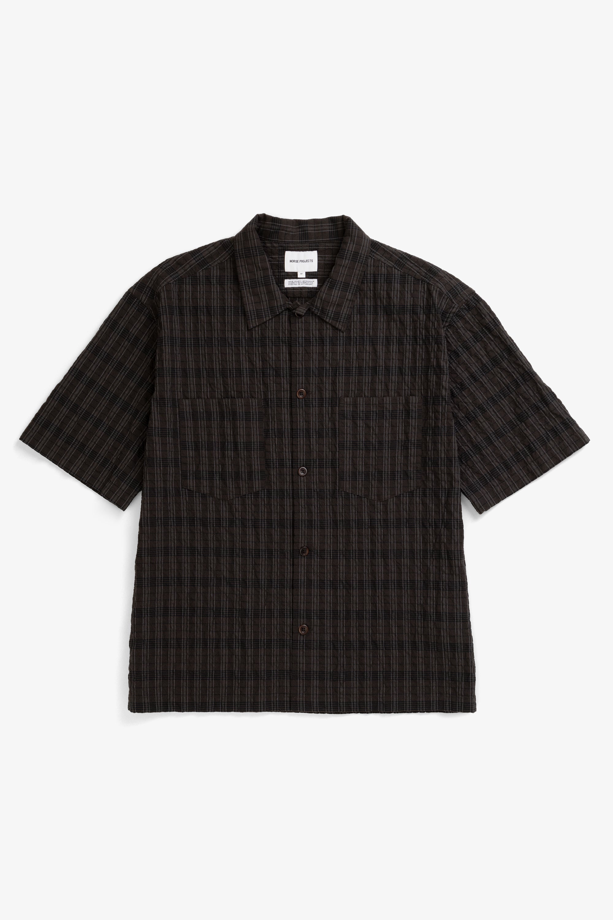 Chemise - Une chemise à manches courtes, avec un col ouvert et une coupe décontractée oversize, confectionnée dans un tissu en mélange de coton texturé léger, qui est lavé...