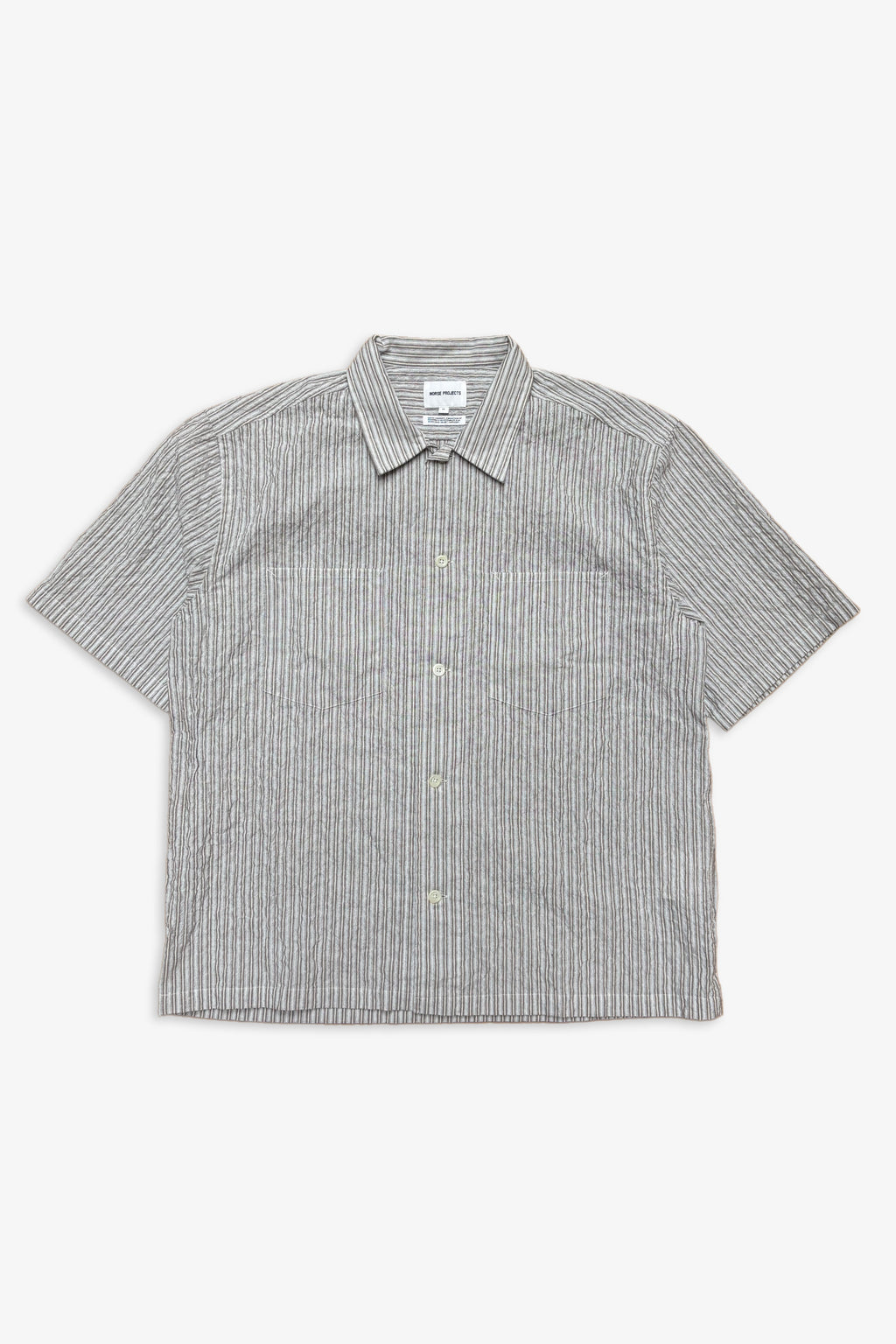 Chemise - Une chemise à manches courtes, avec un col ouvert et une coupe décontractée oversize, confectionnée en tissu léger texturé à base de coton mélangé, qui est lavé...