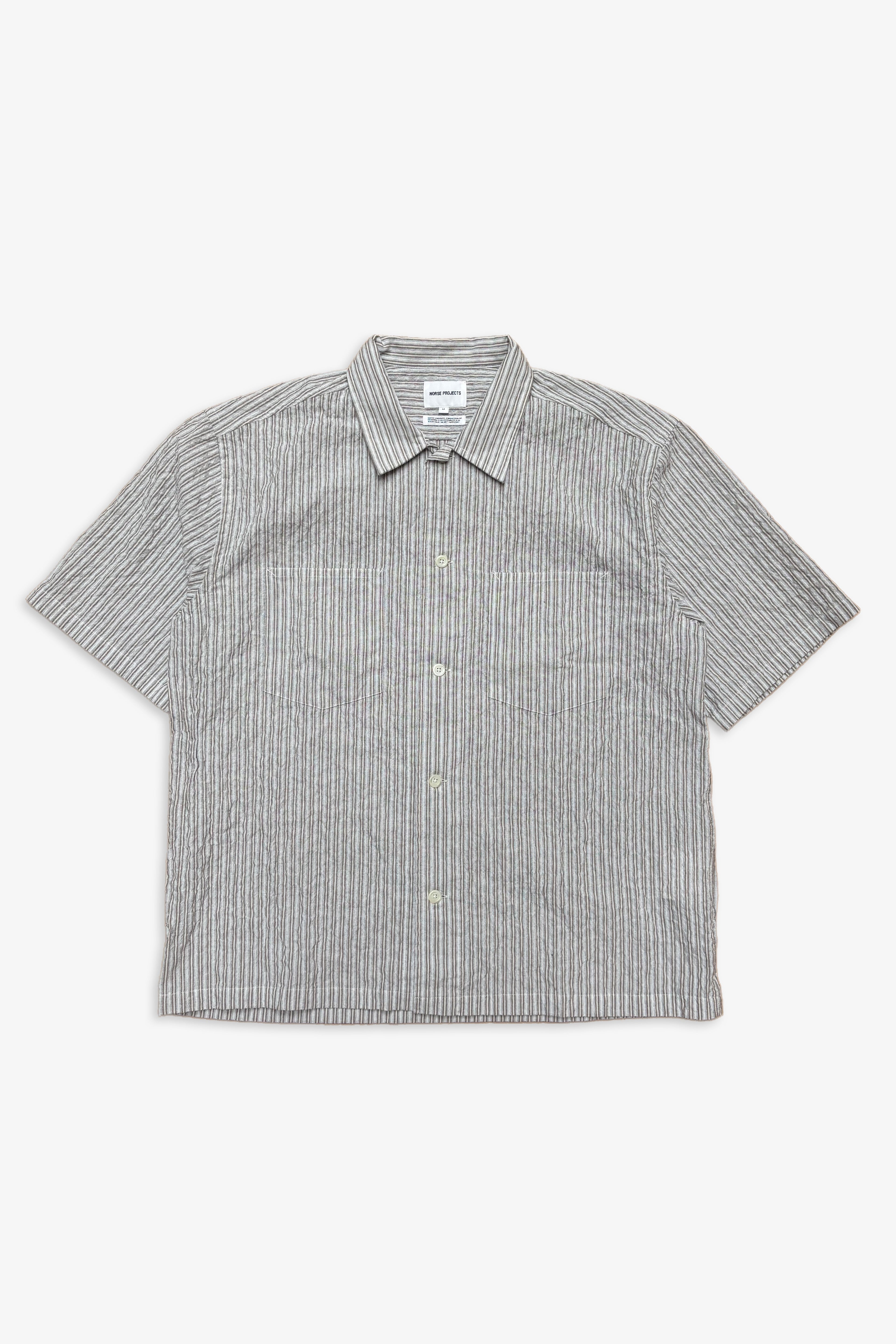Chemise - Une chemise à manches courtes, avec un col ouvert et une coupe décontractée oversize, confectionnée en tissu léger texturé à base de coton mélangé, qui est lavé...
