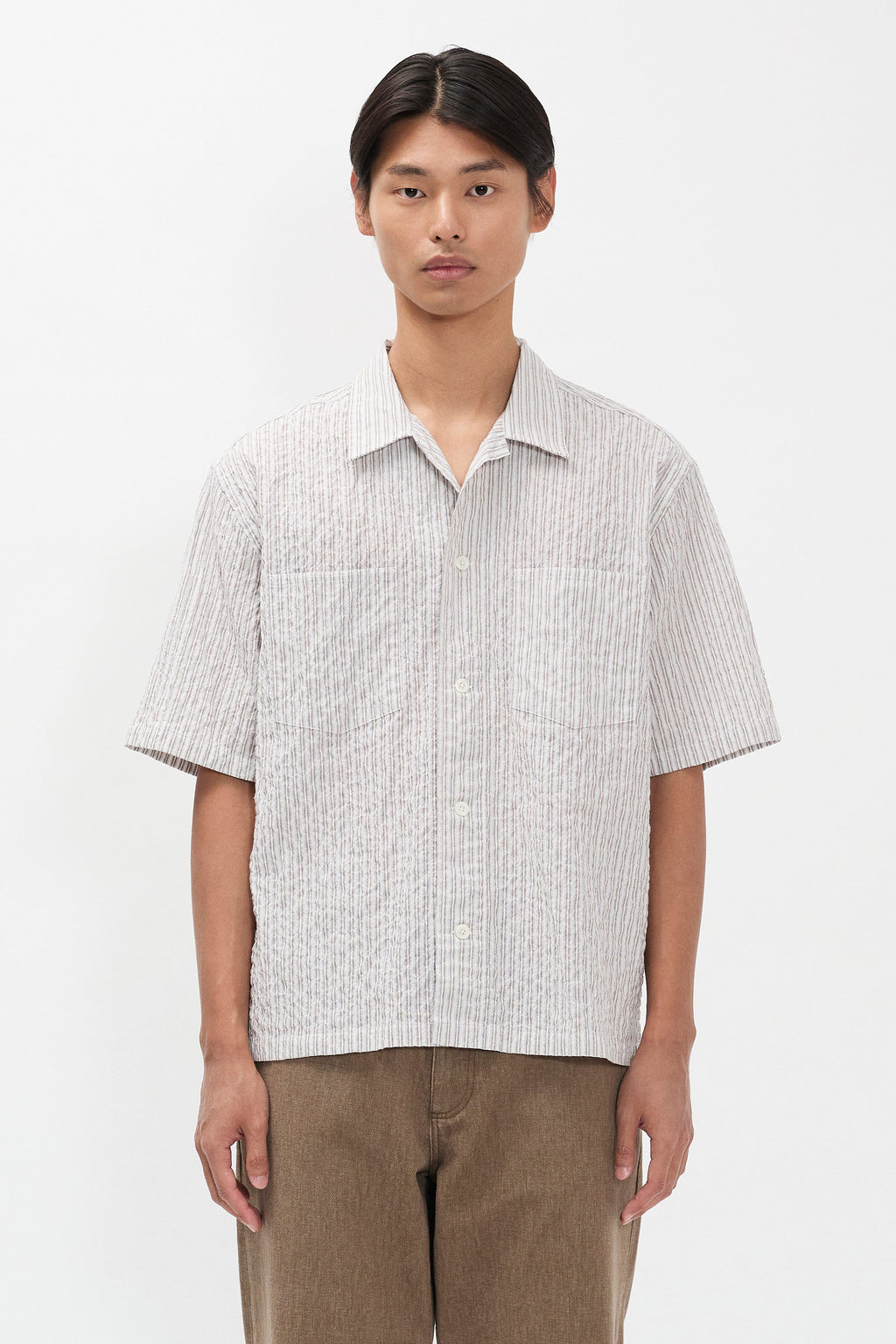 Chemise - Une chemise à manches courtes, avec un col ouvert et une coupe décontractée oversize, confectionnée en tissu léger texturé à base de coton mélangé, qui est lavé...