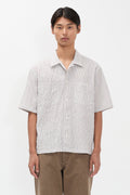 Chemise - Une chemise à manches courtes, avec un col ouvert et une coupe décontractée oversize, confectionnée en tissu léger texturé à base de coton mélangé, qui est lavé...