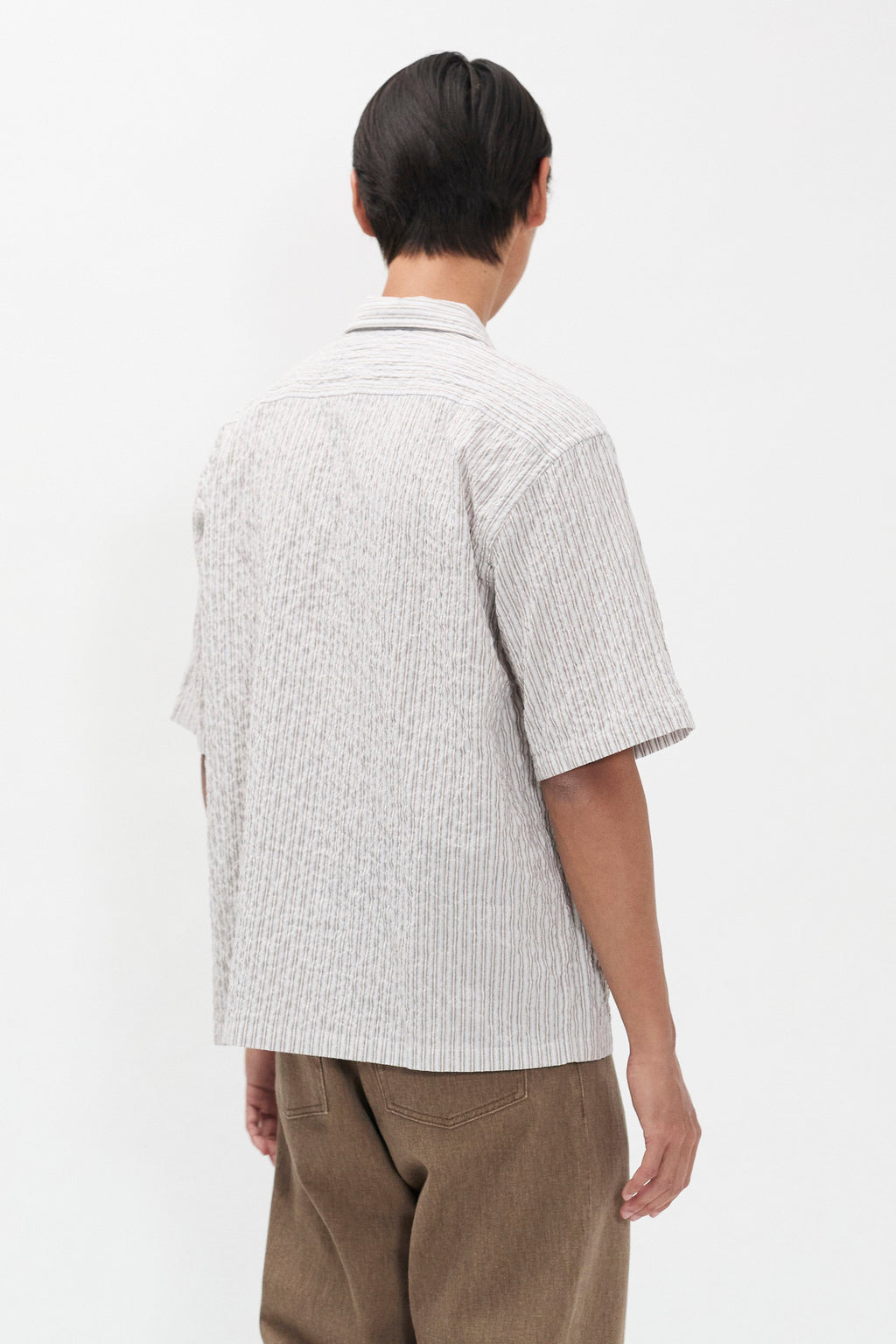 Chemise - Une chemise à manches courtes, avec un col ouvert et une coupe décontractée oversize, confectionnée en tissu léger texturé à base de coton mélangé, qui est lavé...