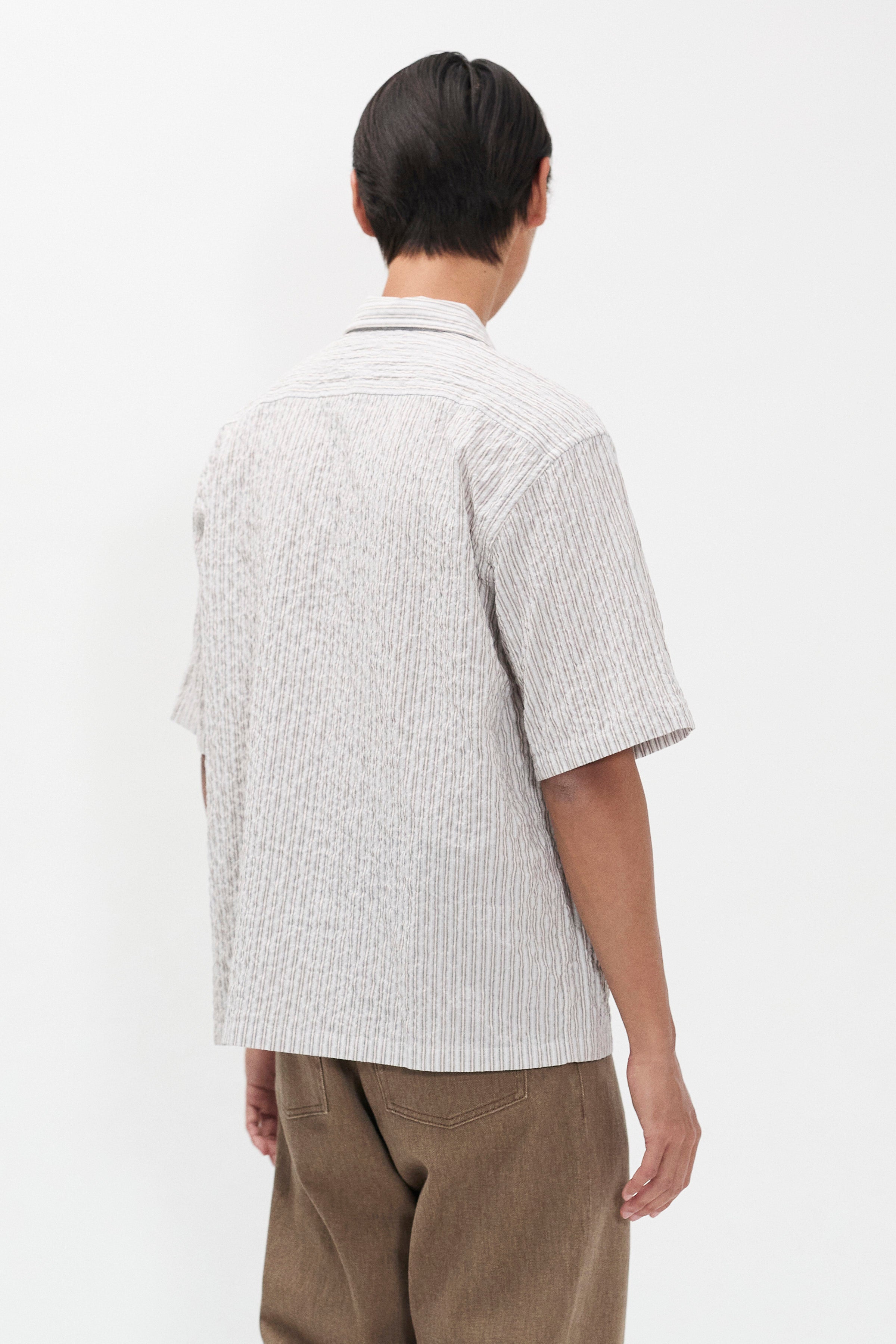 Chemise - Une chemise à manches courtes, avec un col ouvert et une coupe décontractée oversize, confectionnée en tissu léger texturé à base de coton mélangé, qui est lavé...