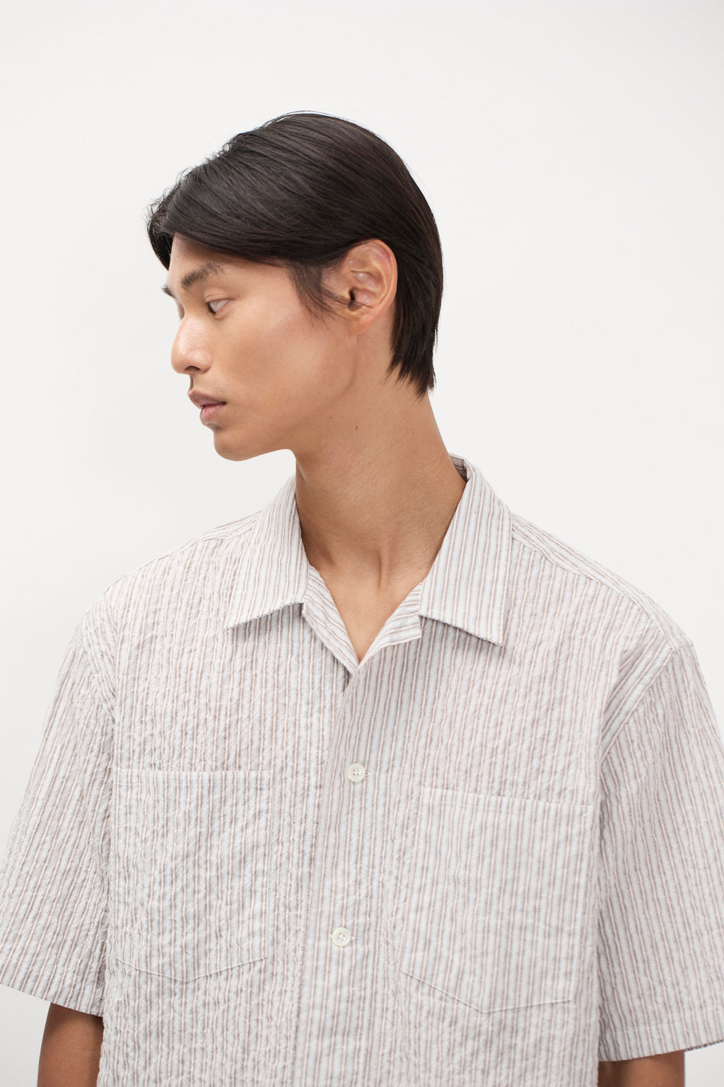 Chemise - Une chemise à manches courtes, avec un col ouvert et une coupe décontractée oversize, confectionnée en tissu léger texturé à base de coton mélangé, qui est lavé...