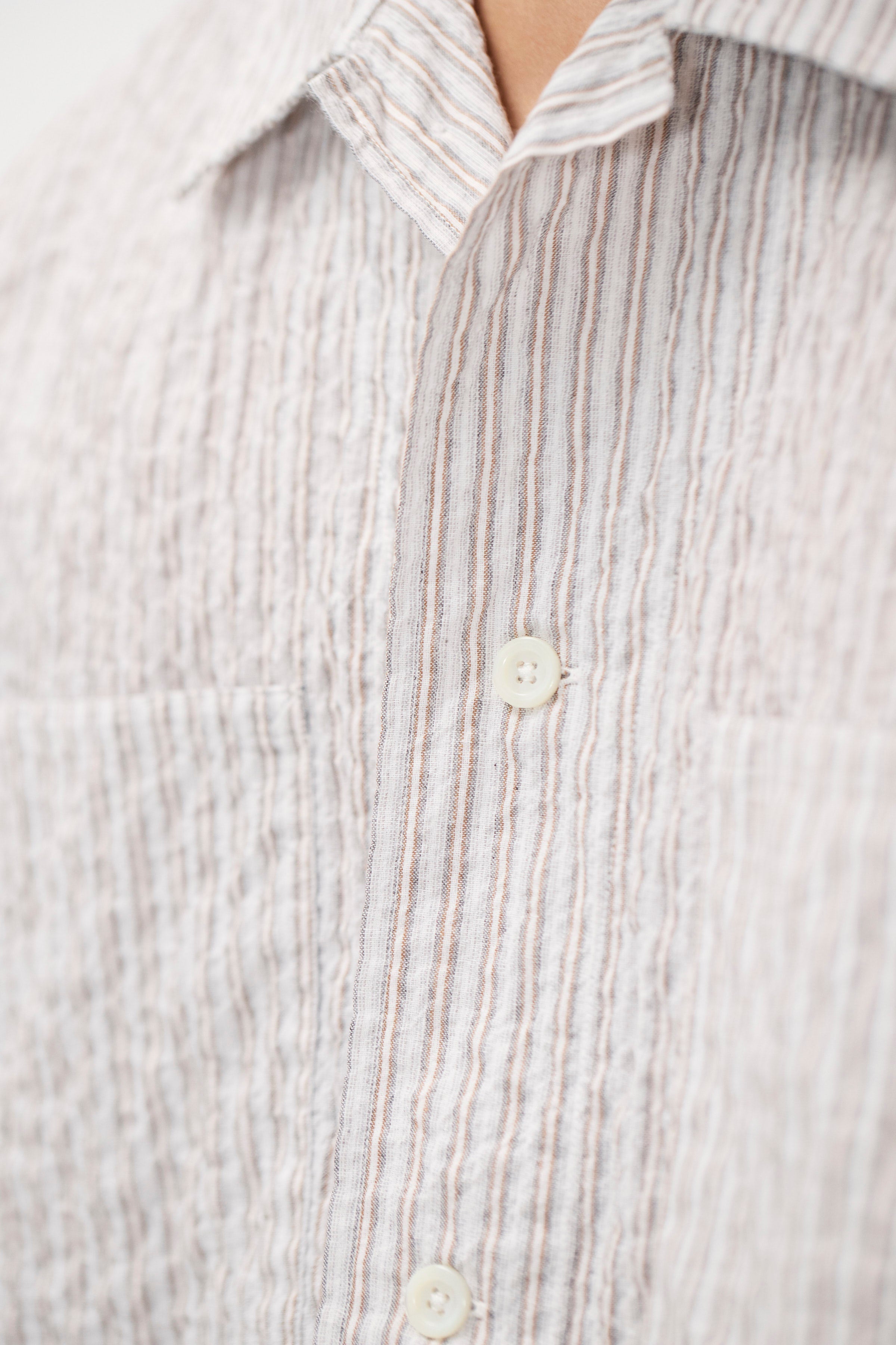 Chemise - Une chemise à manches courtes, avec un col ouvert et une coupe décontractée oversize, confectionnée en tissu léger texturé à base de coton mélangé, qui est lavé...
