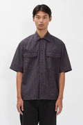 Chemise - Une chemise décontractée à manches courtes faisant légèrement référence à une chemise classique - Une chemise décontractée à manches courtes faisant légèrement référence à une chemise classique - Une chemise décontrac…