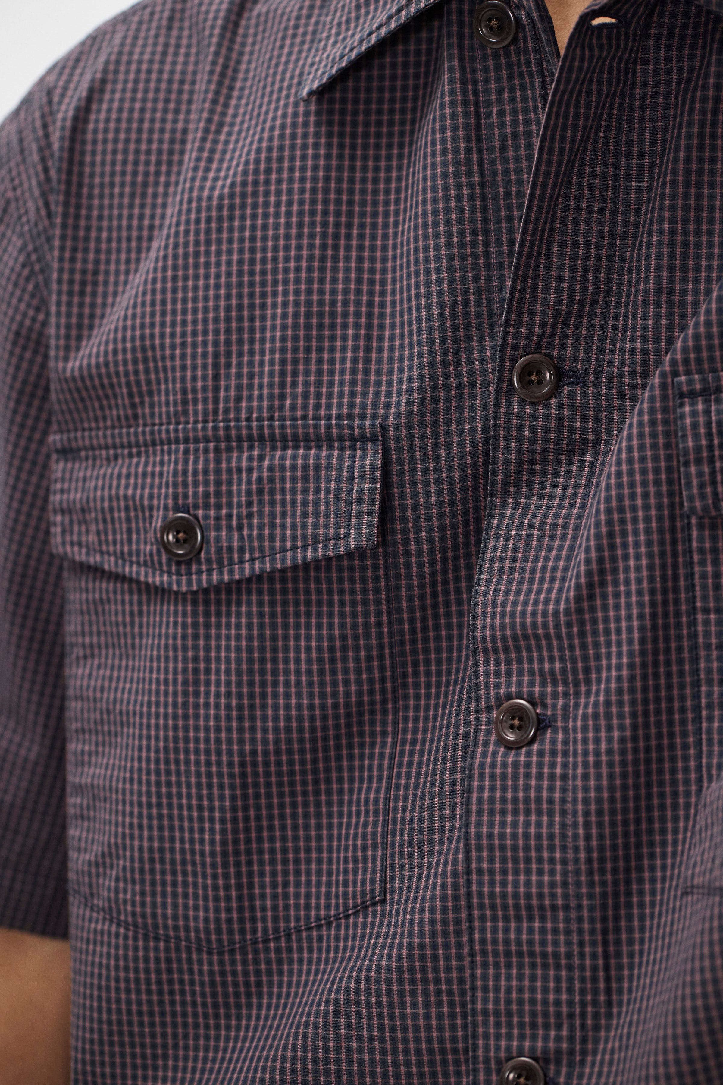 Chemise - Une chemise décontractée à manches courtes faisant légèrement référence à une chemise classique - Une chemise décontractée à manches courtes faisant légèrement référence à une chemise classique - Une chemise décontrac…
