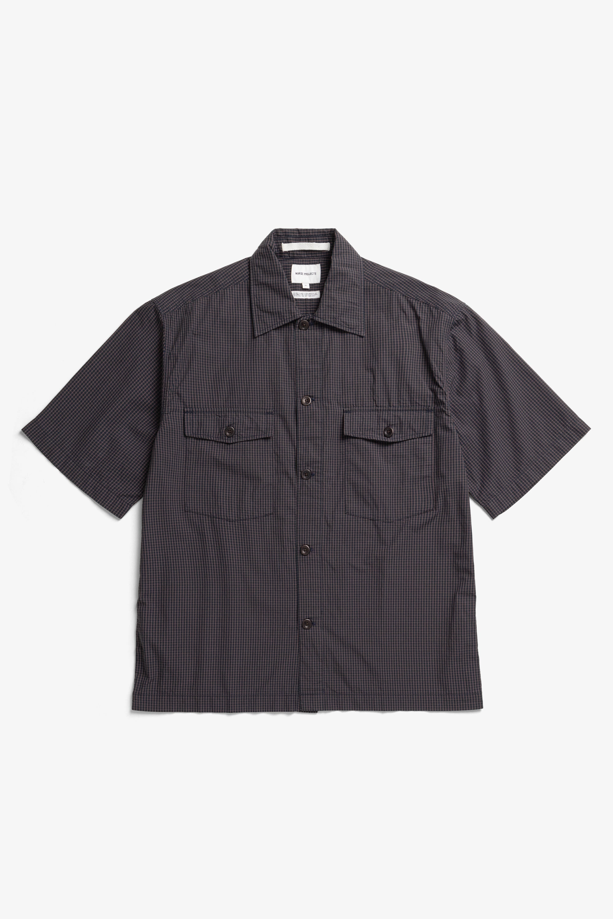 Chemise - Une chemise décontractée à manches courtes faisant légèrement référence à une chemise classique - Une chemise décontractée à manches courtes faisant légèrement référence à une chemise classique - Une chemise décontrac…