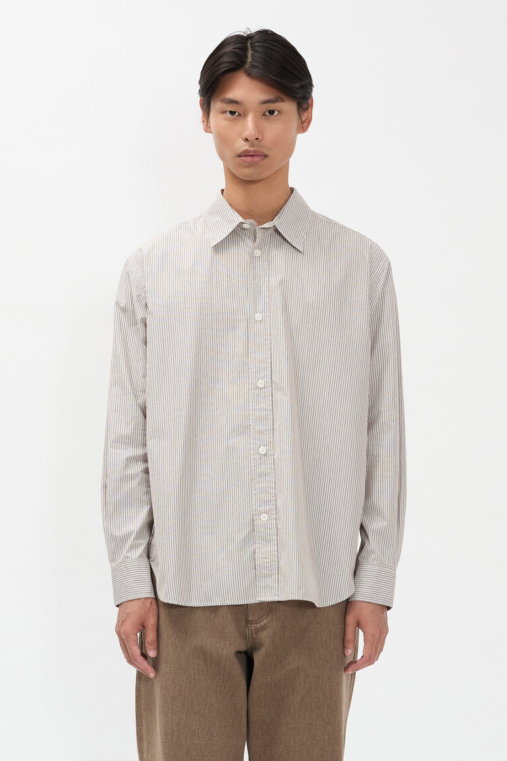 Chemise oversize en popeline de coton - Une chemise à la coupe oversize, avec un corps plus large coupée dans une popeline de coton mélangé rayée à haut compte de fils - Une coupe oversize…