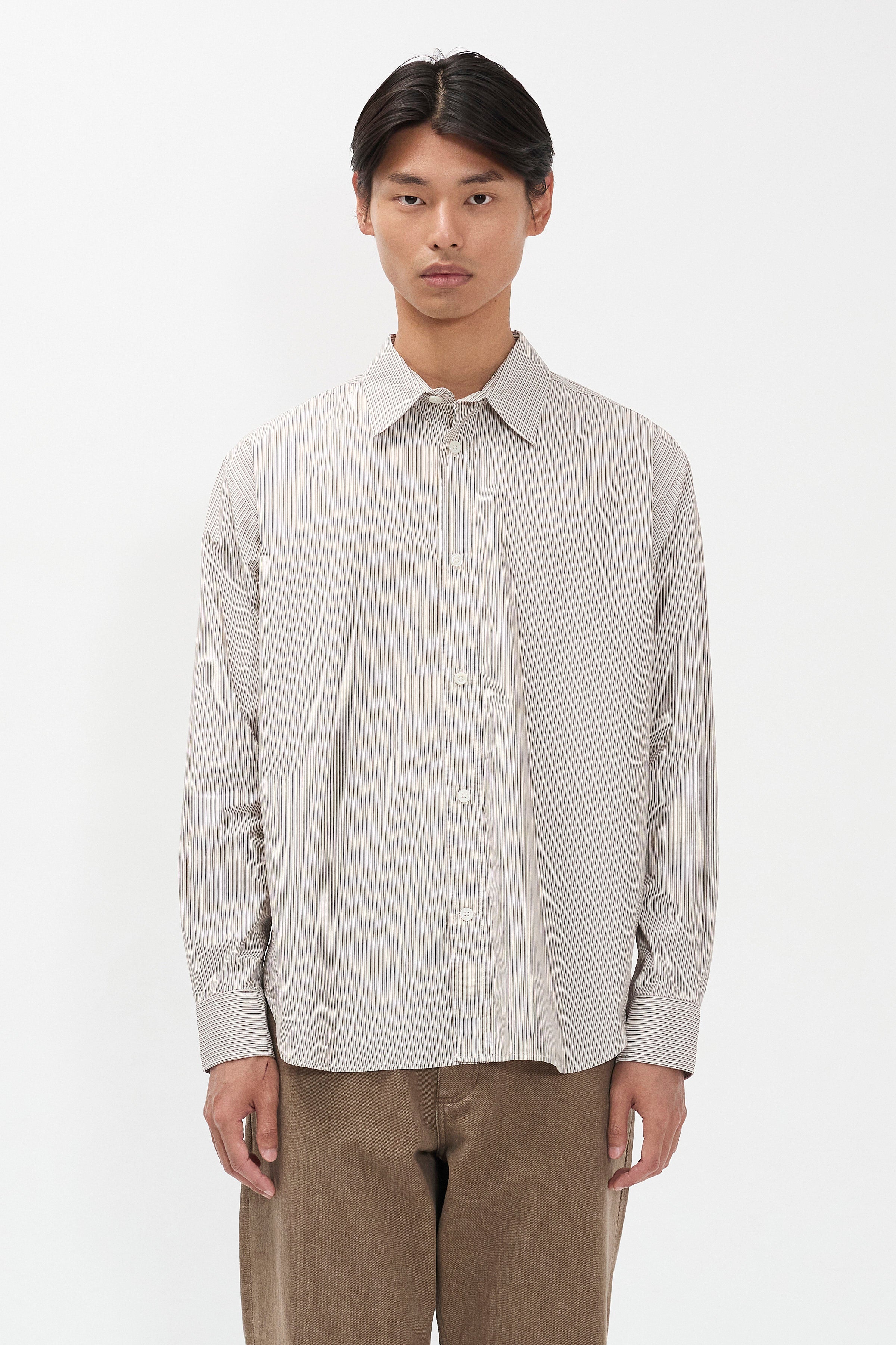 Chemise oversize en popeline de coton - Une chemise à la coupe oversize, avec un corps plus large coupée dans une popeline de coton mélangé rayée à haut compte de fils - Une coupe oversize…
