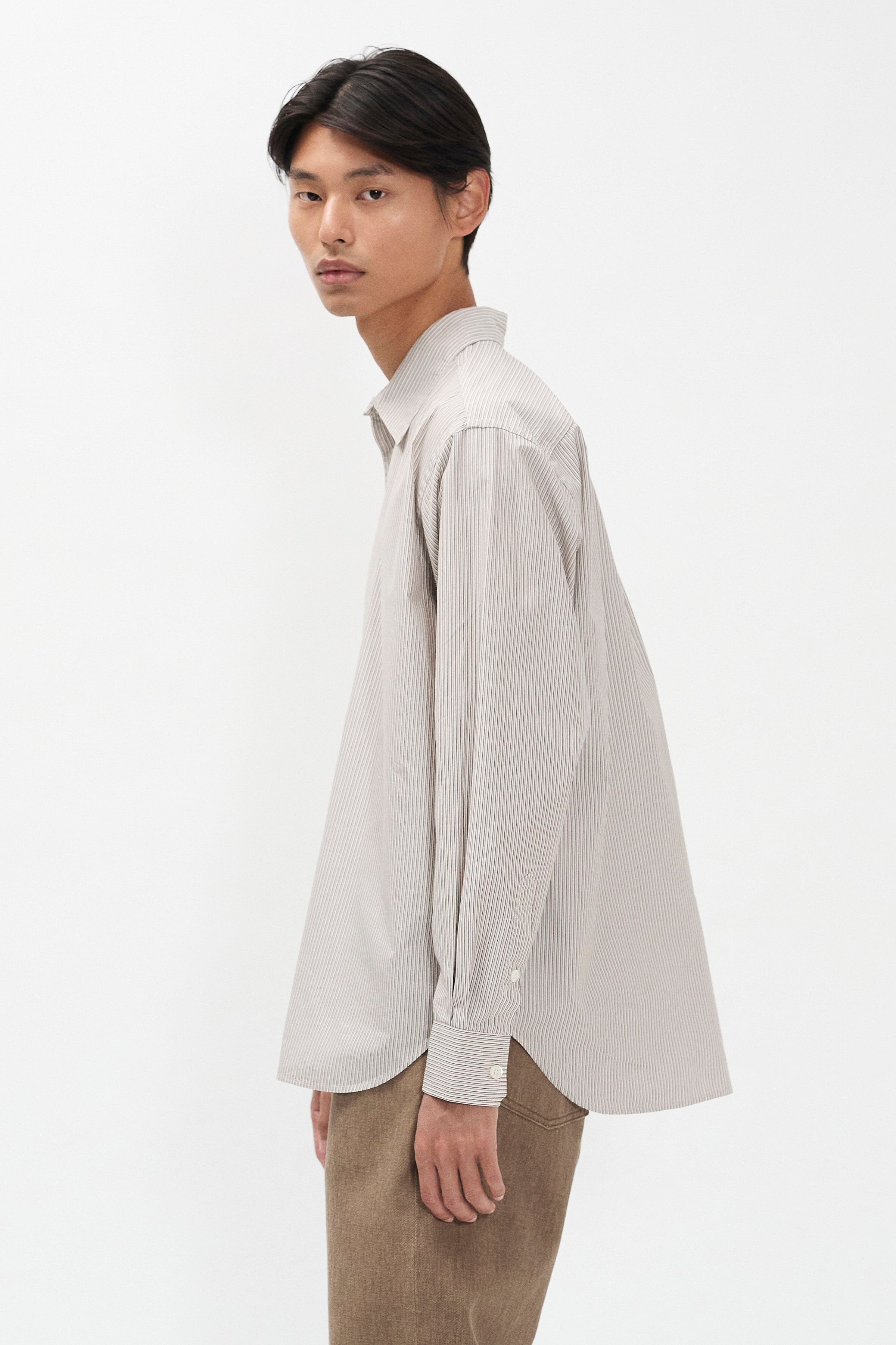 Chemise oversize en popeline de coton - Une chemise à la coupe oversize, avec un corps plus large coupée dans une popeline de coton mélangé rayée à haut compte de fils - Une coupe oversize…