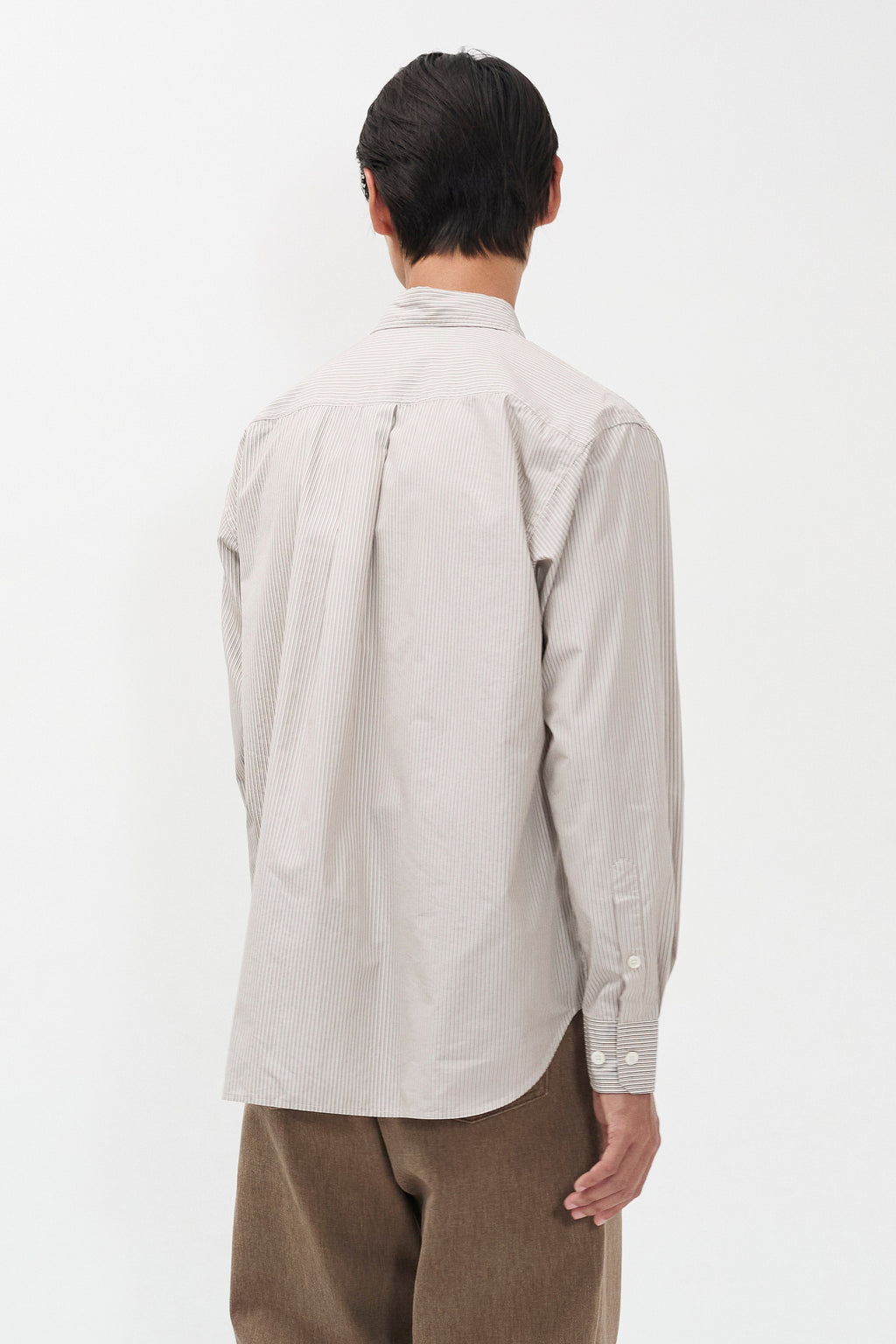 Chemise oversize en popeline de coton - Une chemise à la coupe oversize, avec un corps plus large coupée dans une popeline de coton mélangé rayée à haut compte de fils - Une coupe oversize…