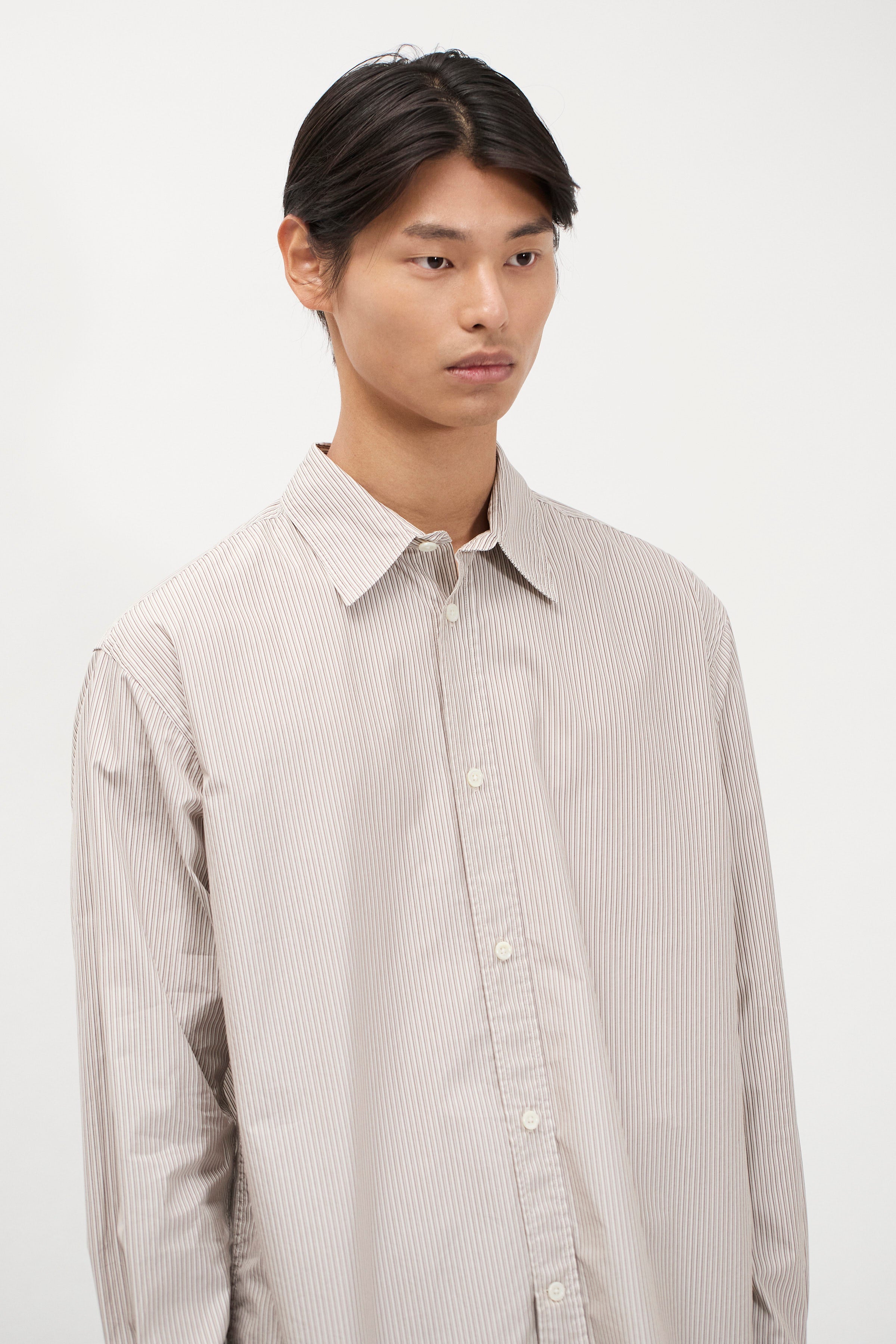 Chemise oversize en popeline de coton - Une chemise à la coupe oversize, avec un corps plus large coupée dans une popeline de coton mélangé rayée à haut compte de fils - Une coupe oversize…