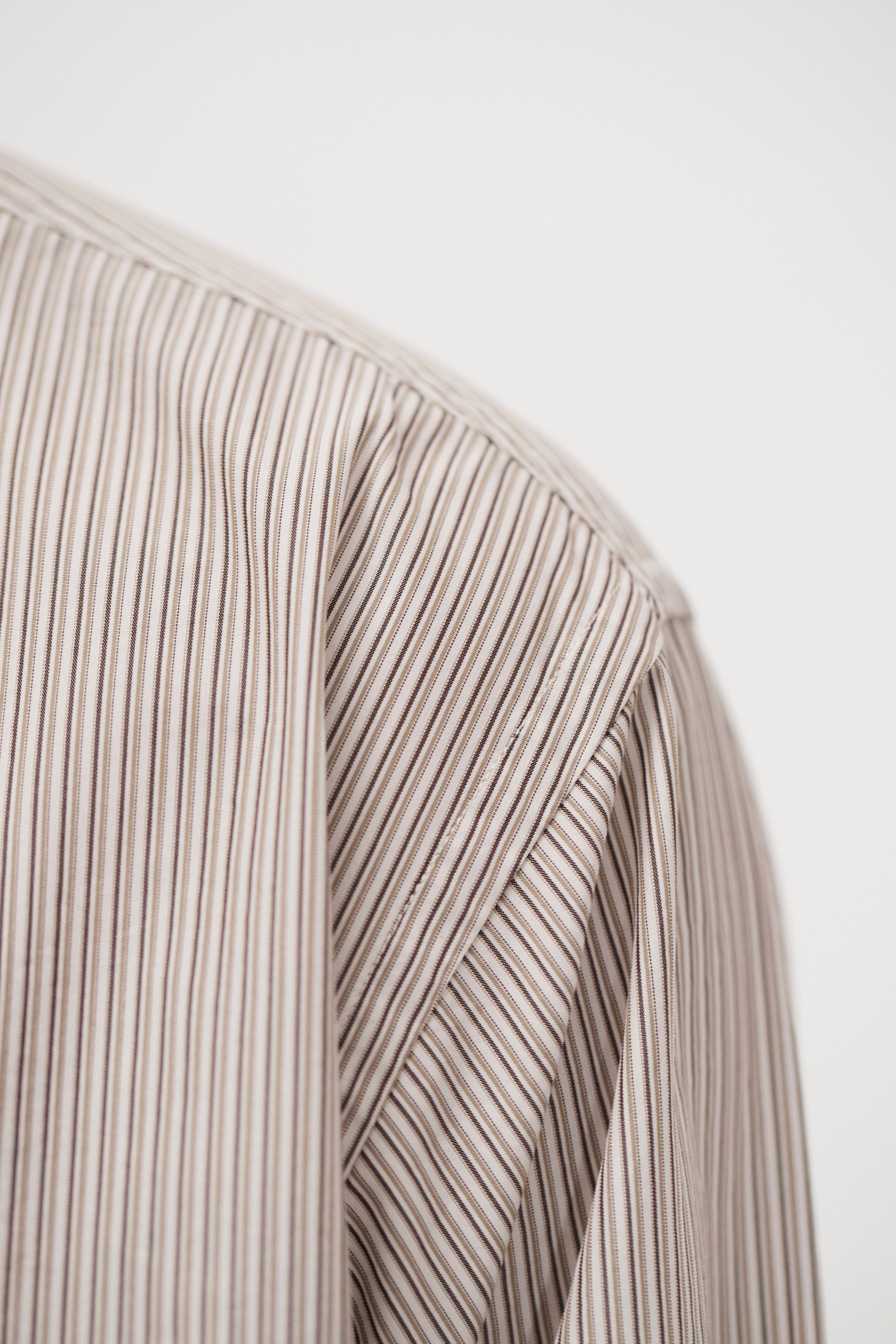 Chemise oversize en popeline de coton - Une chemise à la coupe oversize, avec un corps plus large coupée dans une popeline de coton mélangé rayée à haut compte de fils - Une coupe oversize…