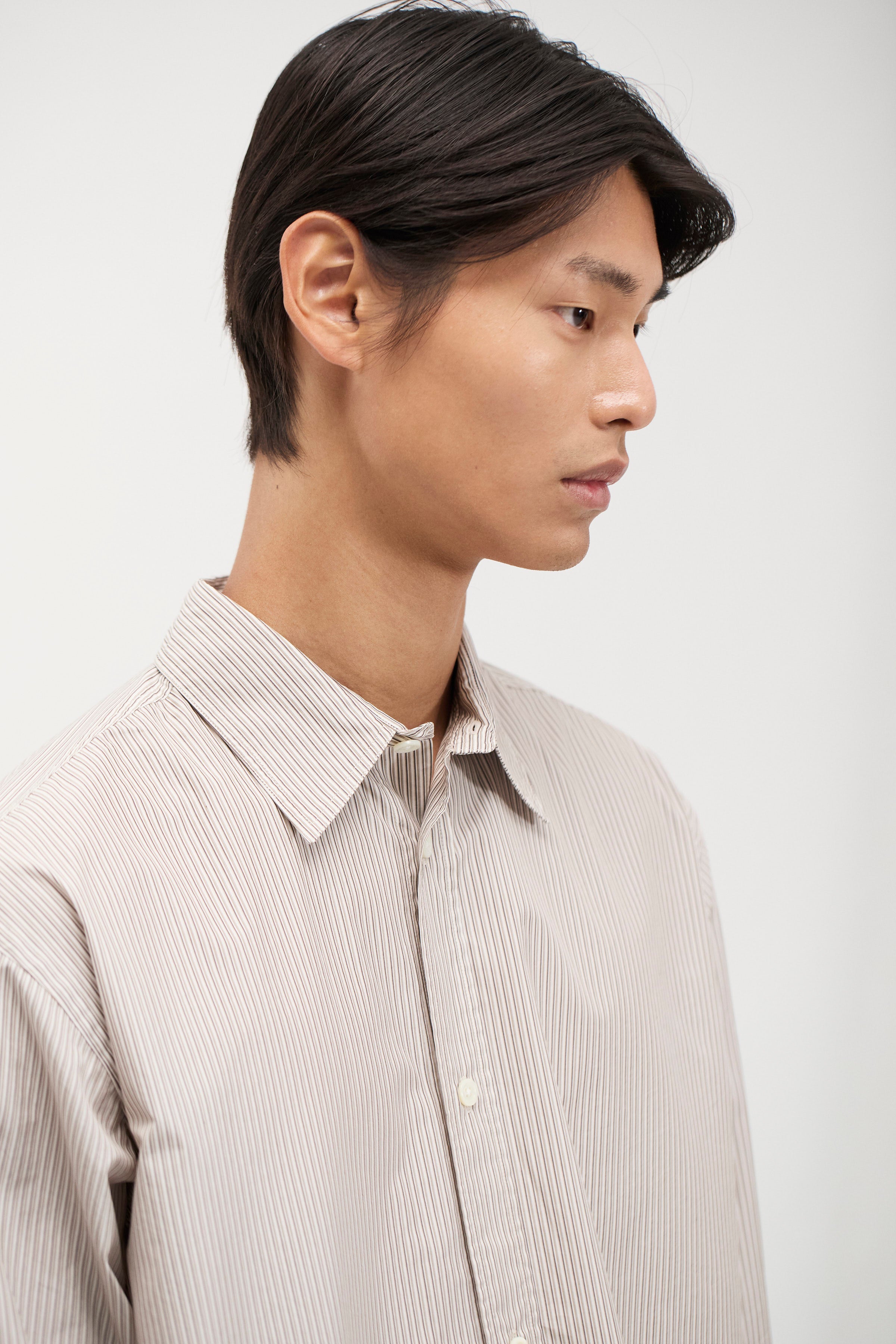 Chemise oversize en popeline de coton - Une chemise à la coupe oversize, avec un corps plus large coupée dans une popeline de coton mélangé rayée à haut compte de fils - Une coupe oversize…