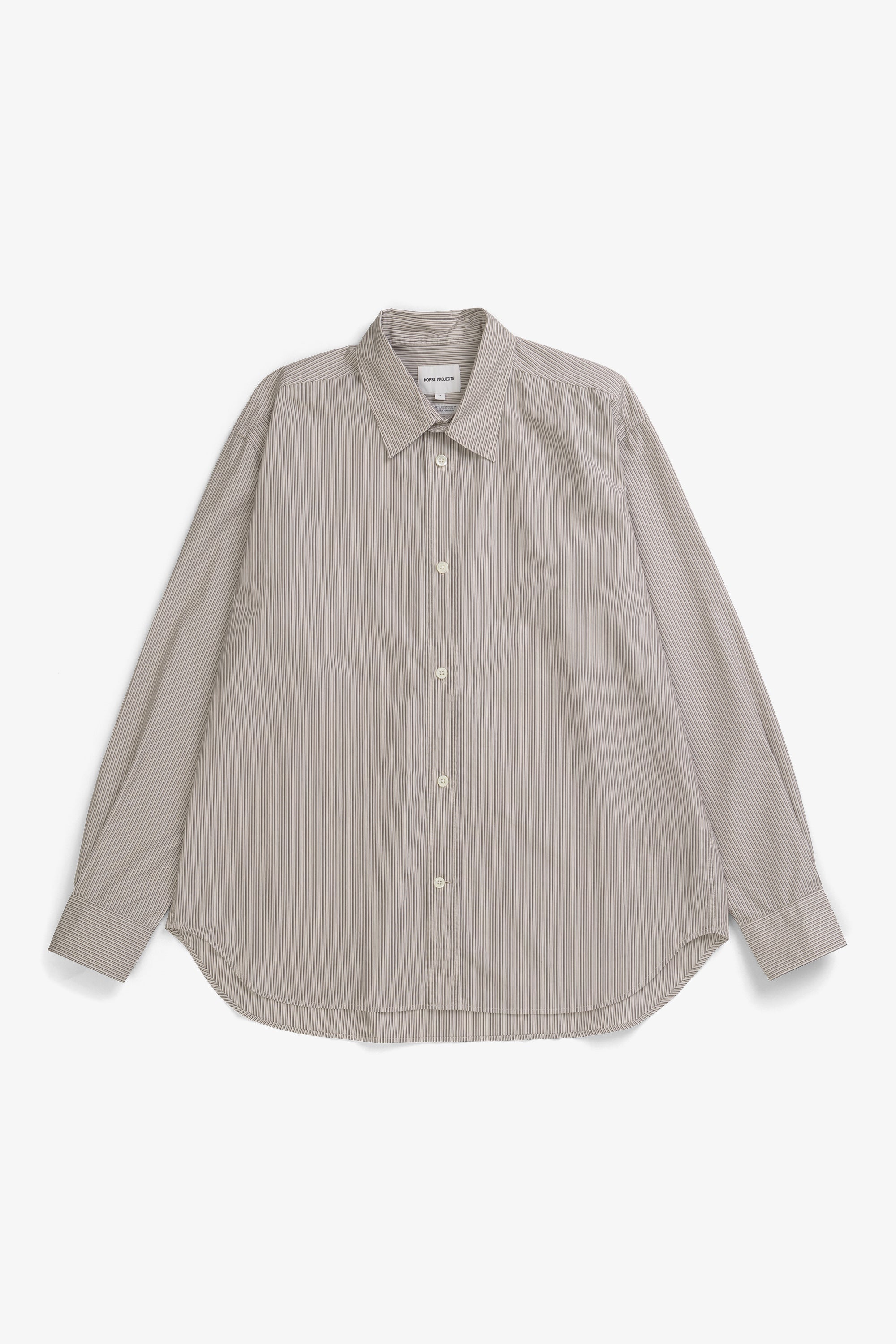Chemise oversize en popeline de coton - Une chemise à la coupe oversize, avec un corps plus large coupée dans une popeline de coton mélangé rayée à haut compte de fils - Une coupe oversize…