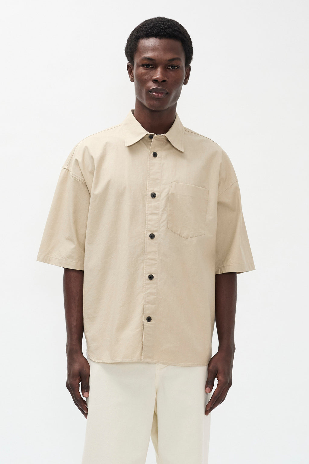Chemise - Une chemise à manches courtes confectionnée dans un double tissu italien qui lui confère un aspect riche et texturé - Une chemise à manches courtes confectionnée…