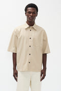 Chemise - Une chemise à manches courtes confectionnée dans un double tissu italien qui lui confère un aspect riche et texturé - Une chemise à manches courtes confectionnée…