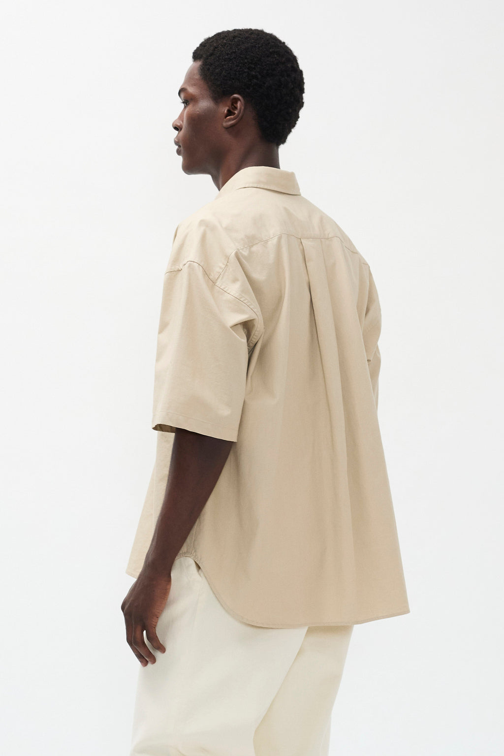 Chemise - Une chemise à manches courtes confectionnée dans un double tissu italien qui lui confère un aspect riche et texturé - Une chemise à manches courtes confectionnée…
