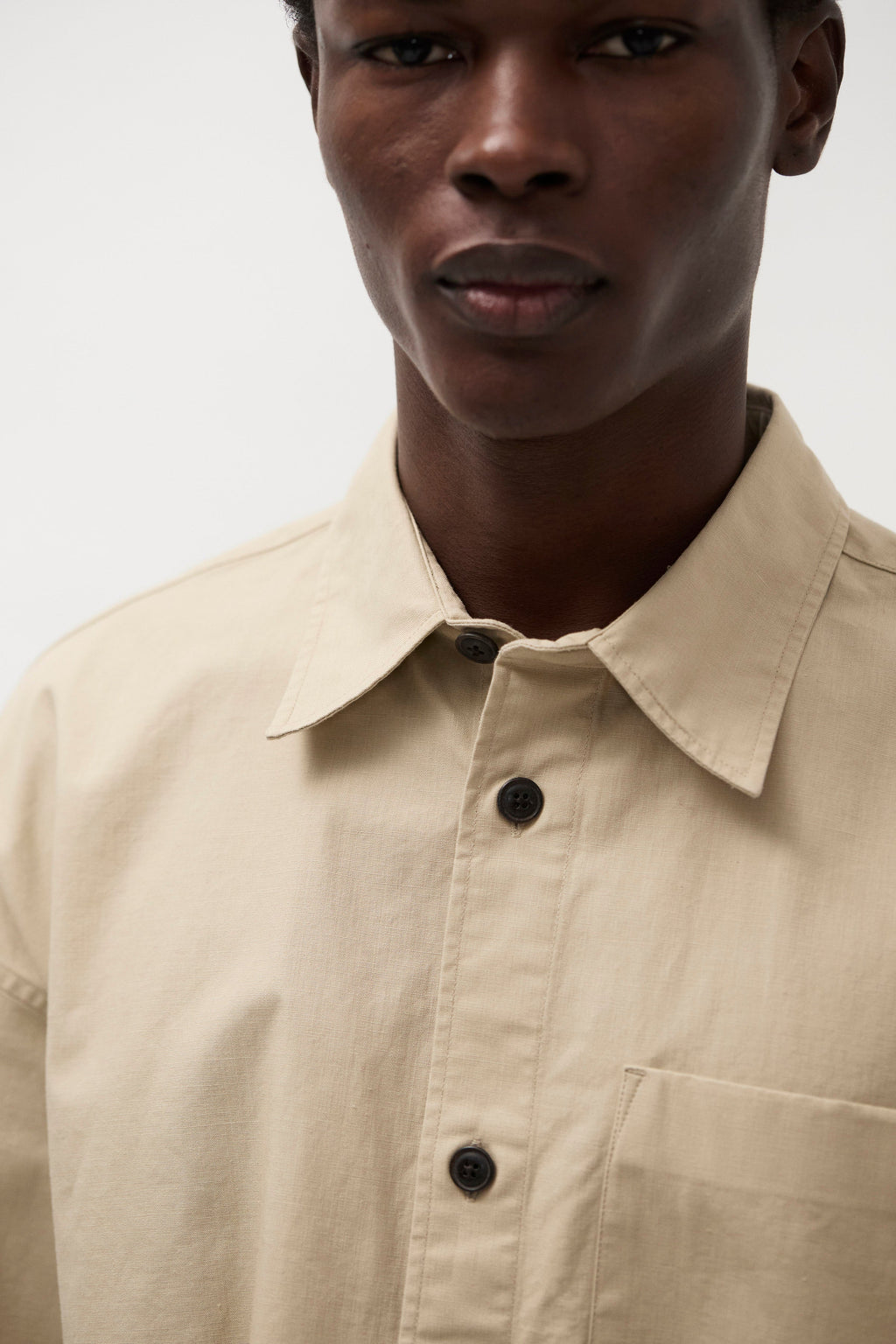 Chemise - Une chemise à manches courtes confectionnée dans un double tissu italien qui lui confère un aspect riche et texturé - Une chemise à manches courtes confectionnée…