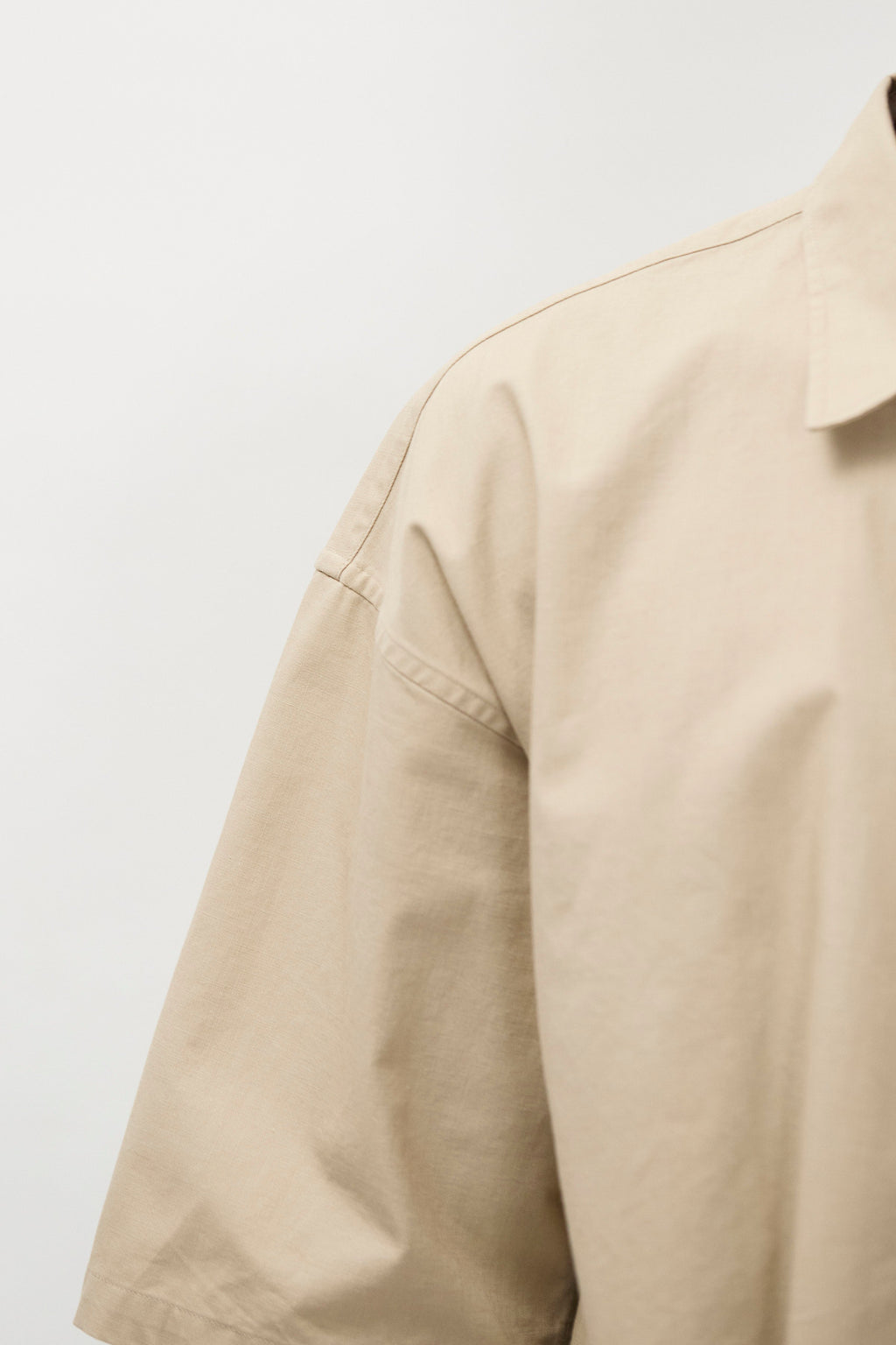 Chemise - Une chemise à manches courtes confectionnée dans un double tissu italien qui lui confère un aspect riche et texturé - Une chemise à manches courtes confectionnée…