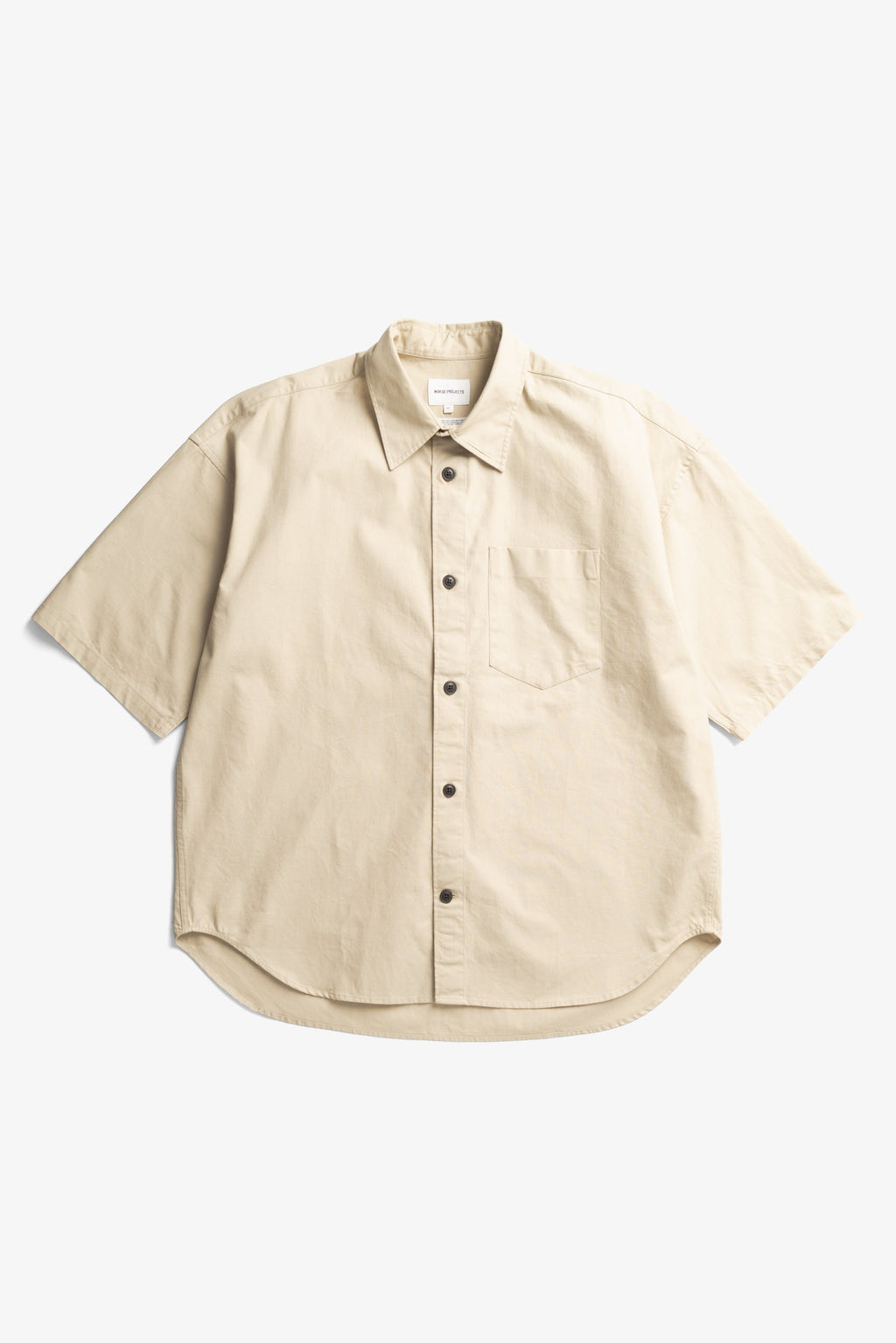 Chemise - Une chemise à manches courtes confectionnée dans un double tissu italien qui lui confère un aspect riche et texturé - Une chemise à manches courtes confectionnée…