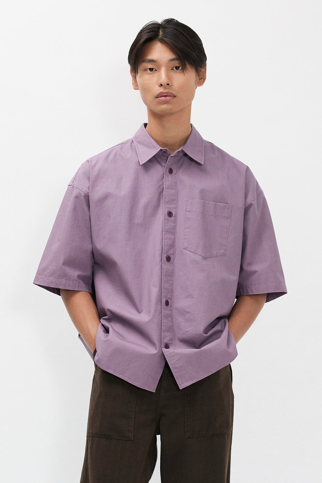 Chemise - Une chemise à manches courtes confectionnée dans un double tissu italien qui lui confère un aspect riche et texturé - Cette chemise présente une poche de poitrine...