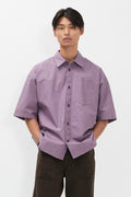 Chemise - Une chemise à manches courtes confectionnée dans un double tissu italien qui lui confère un aspect riche et texturé - Cette chemise présente une poche de poitrine...