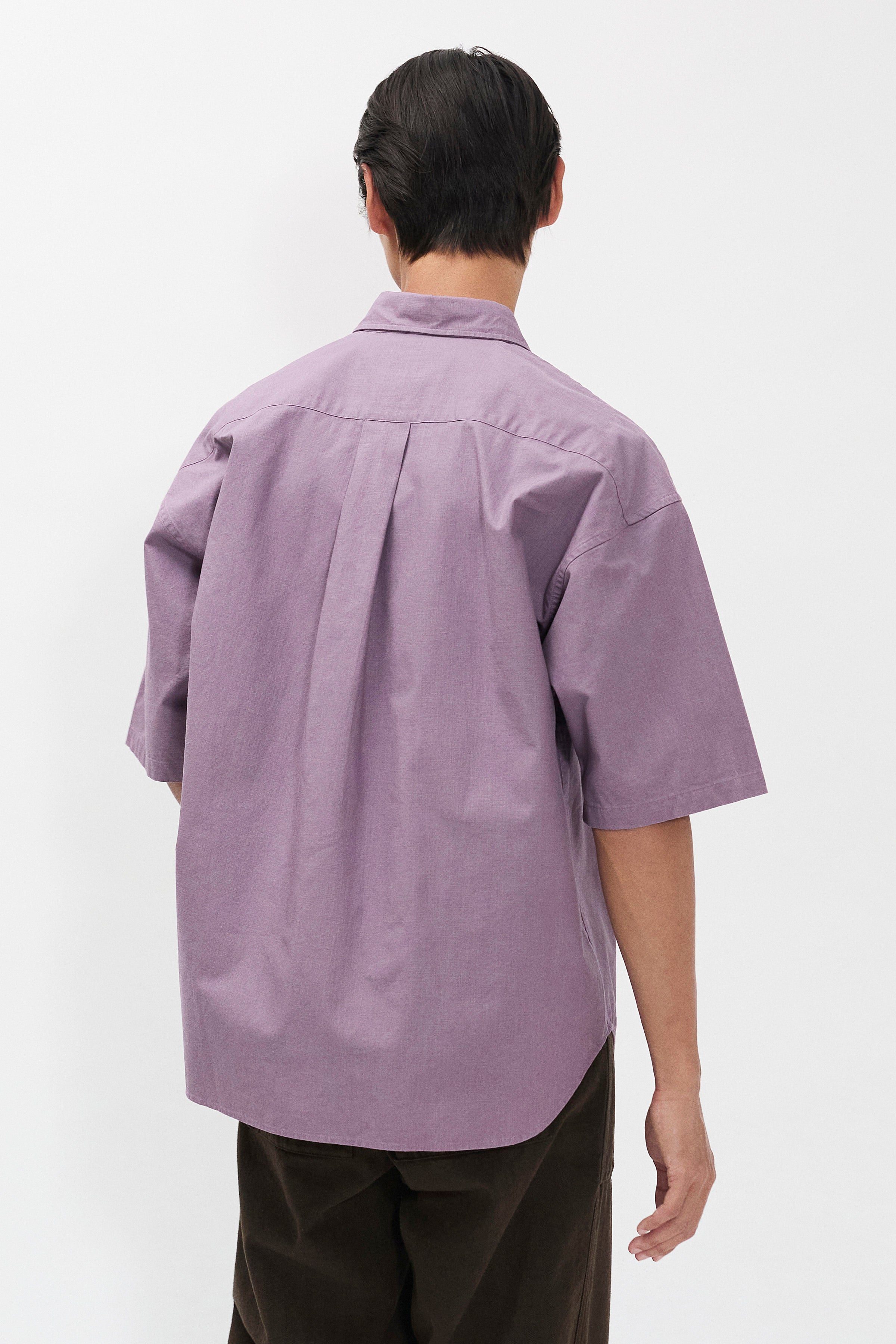 Chemise - Une chemise à manches courtes confectionnée dans un double tissu italien qui lui confère un aspect riche et texturé - Cette chemise présente une poche de poitrine...