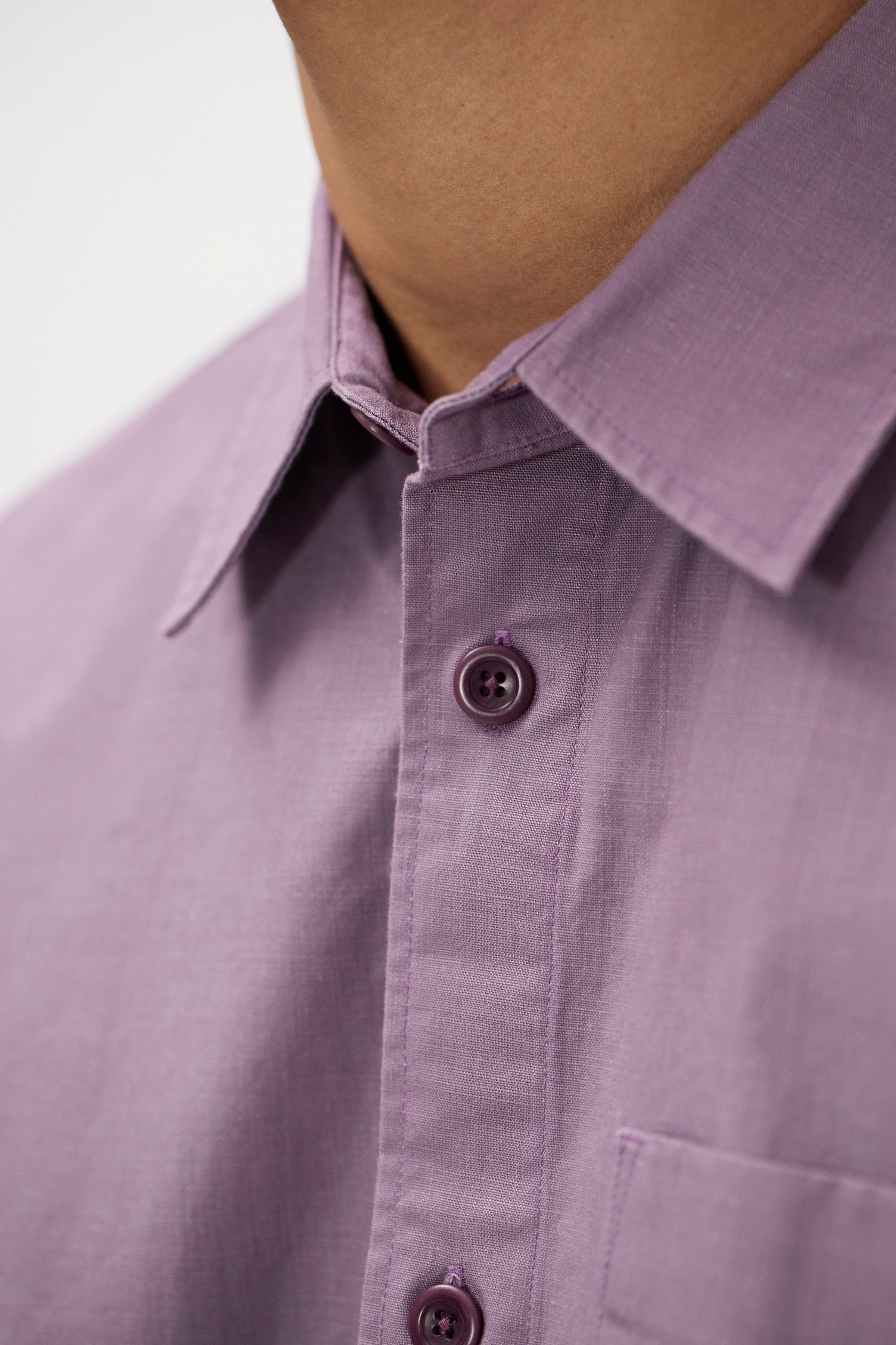 Chemise - Une chemise à manches courtes confectionnée dans un double tissu italien qui lui confère un aspect riche et texturé - Cette chemise présente une poche de poitrine...