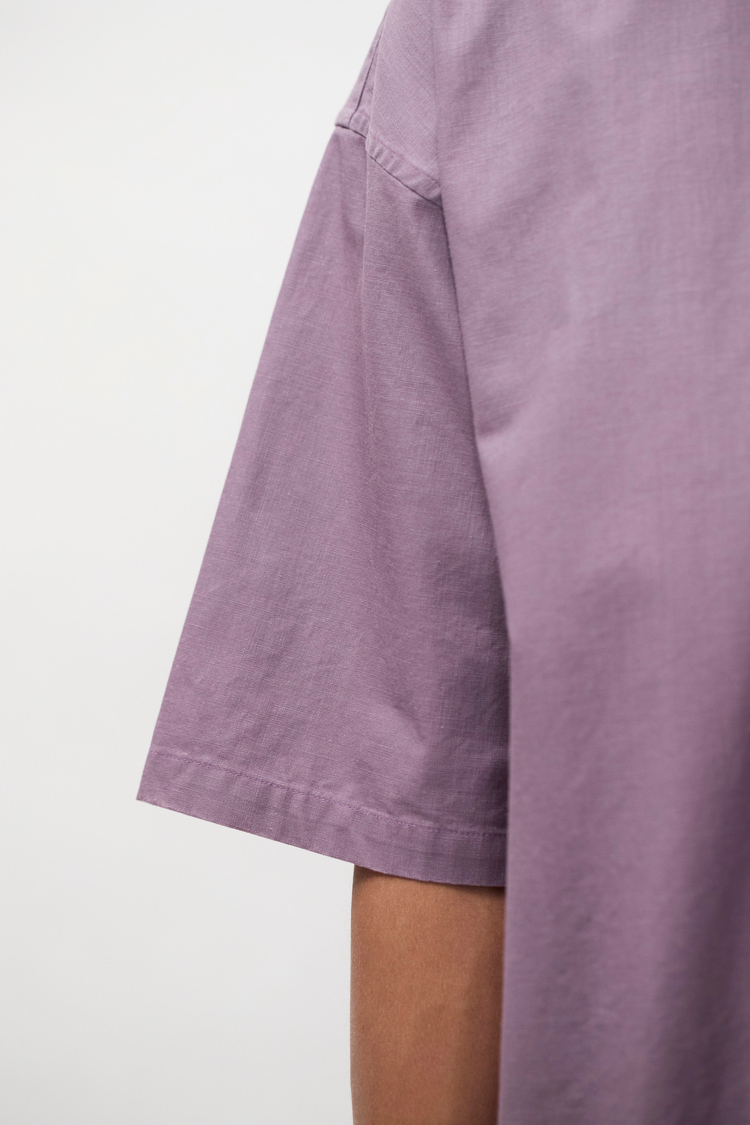 Chemise - Une chemise à manches courtes confectionnée dans un double tissu italien qui lui confère un aspect riche et texturé - Cette chemise présente une poche de poitrine...
