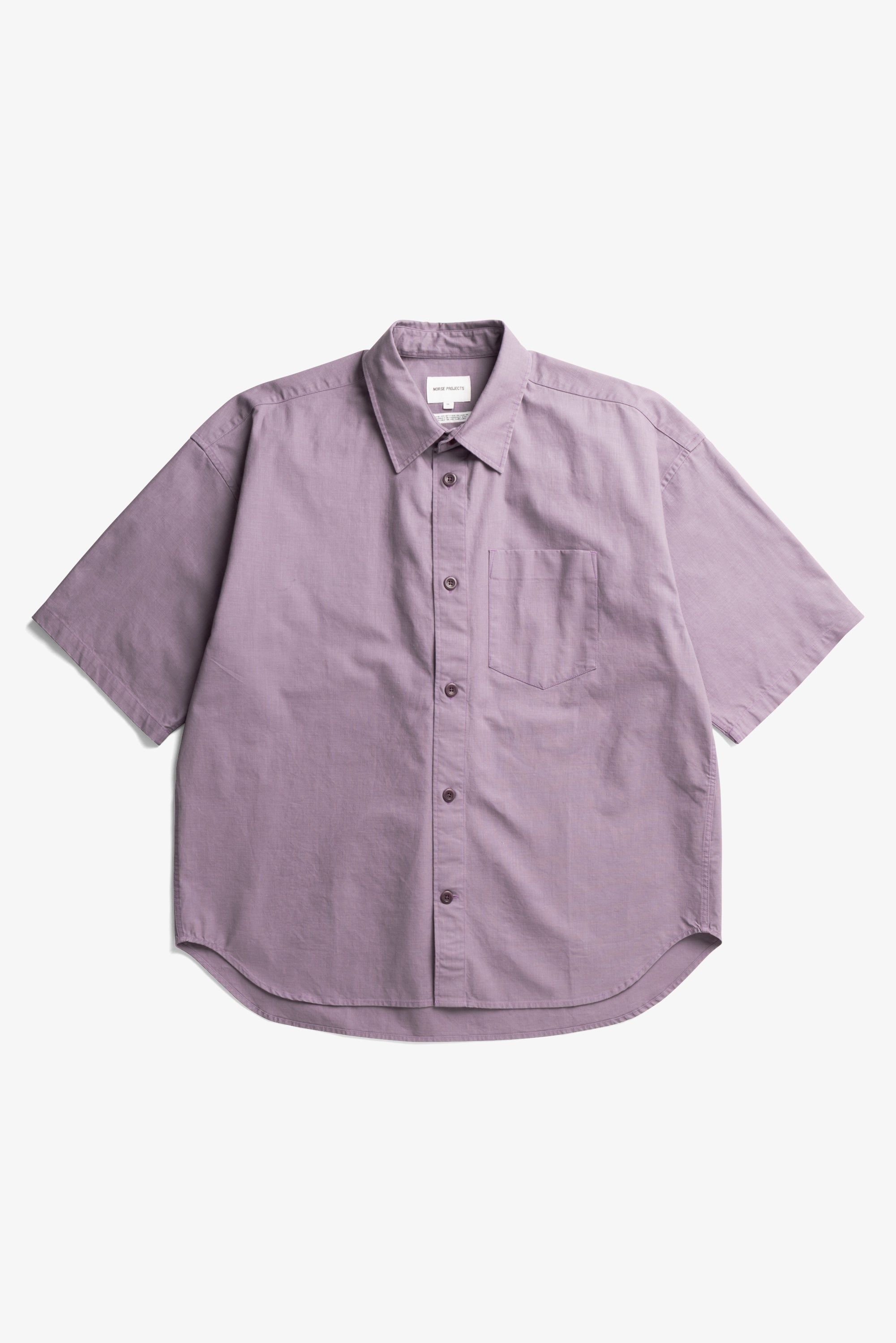 Chemise - Une chemise à manches courtes confectionnée dans un double tissu italien qui lui confère un aspect riche et texturé - Cette chemise présente une poche de poitrine...