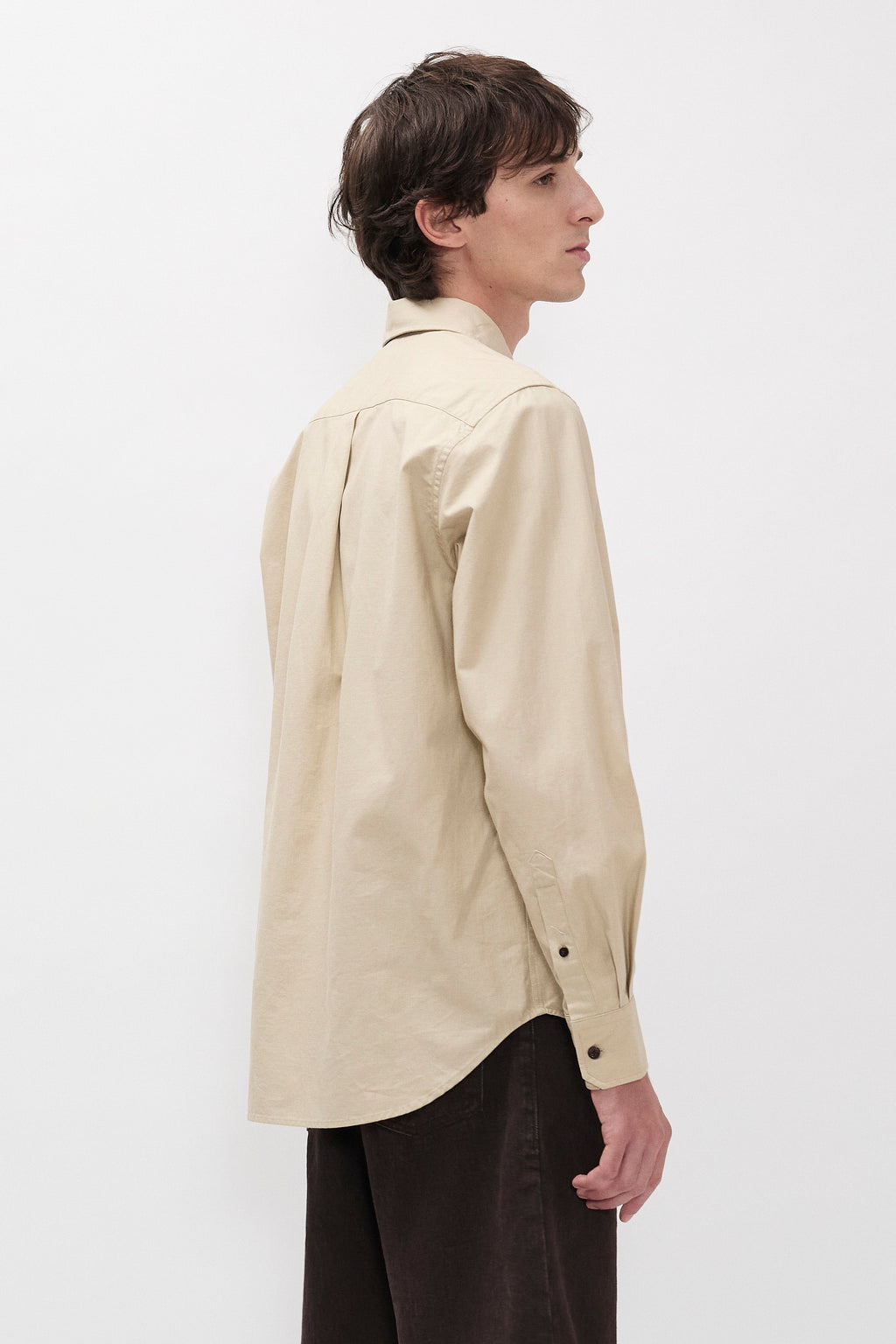 Chemise décontractée en coton pigmenté délavé - Une chemise à la coupe classique confectionnée dans un tissu italien doublement teint qui crée une apparence riche et texturée…