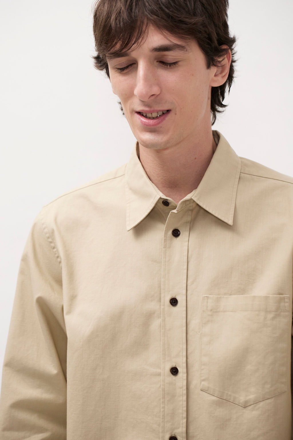 Chemise décontractée en coton pigmenté délavé - Une chemise à la coupe classique confectionnée dans un tissu italien doublement teint qui crée une apparence riche et texturée…