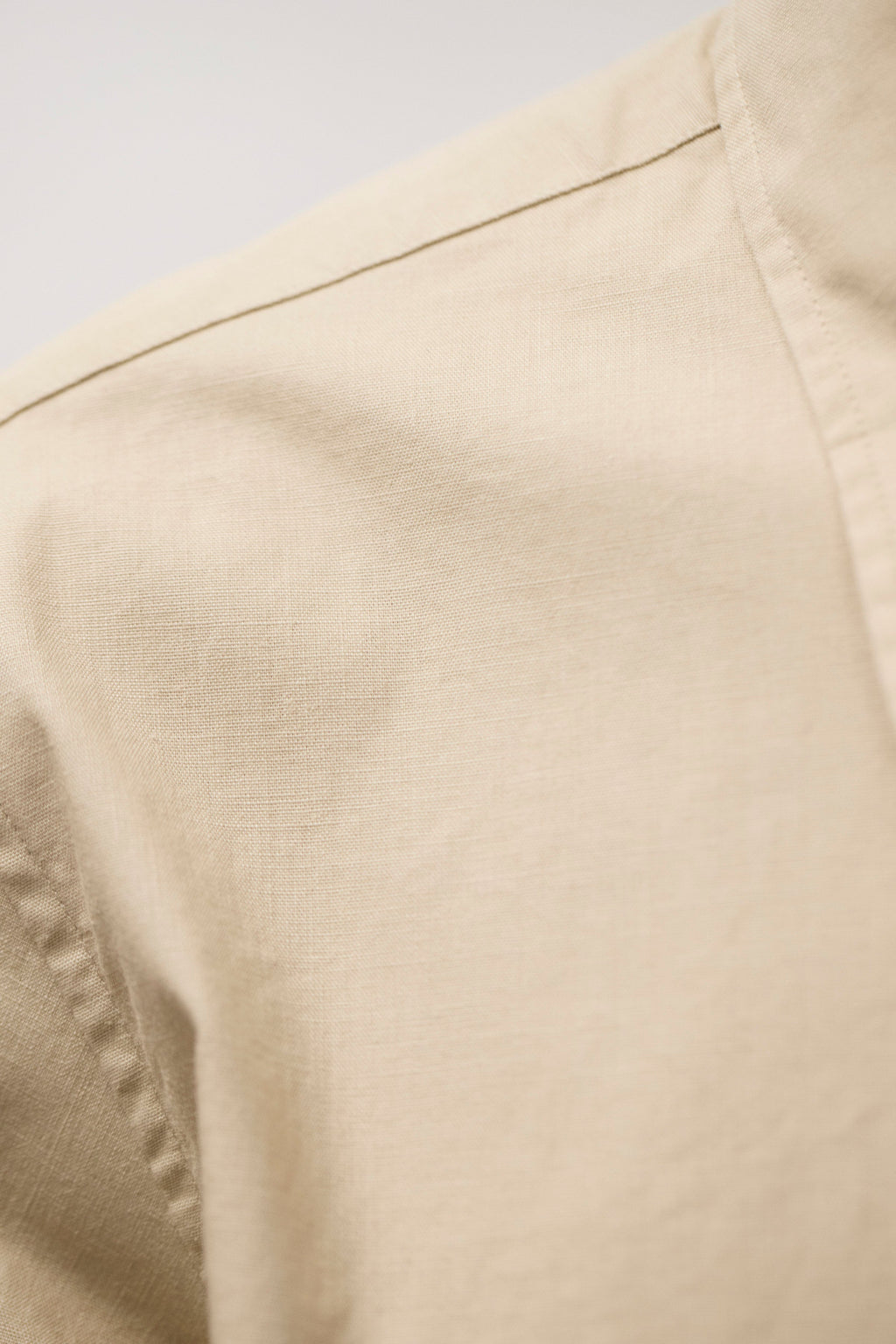 Chemise décontractée en coton pigmenté délavé - Une chemise à la coupe classique confectionnée dans un tissu italien doublement teint qui crée une apparence riche et texturée…