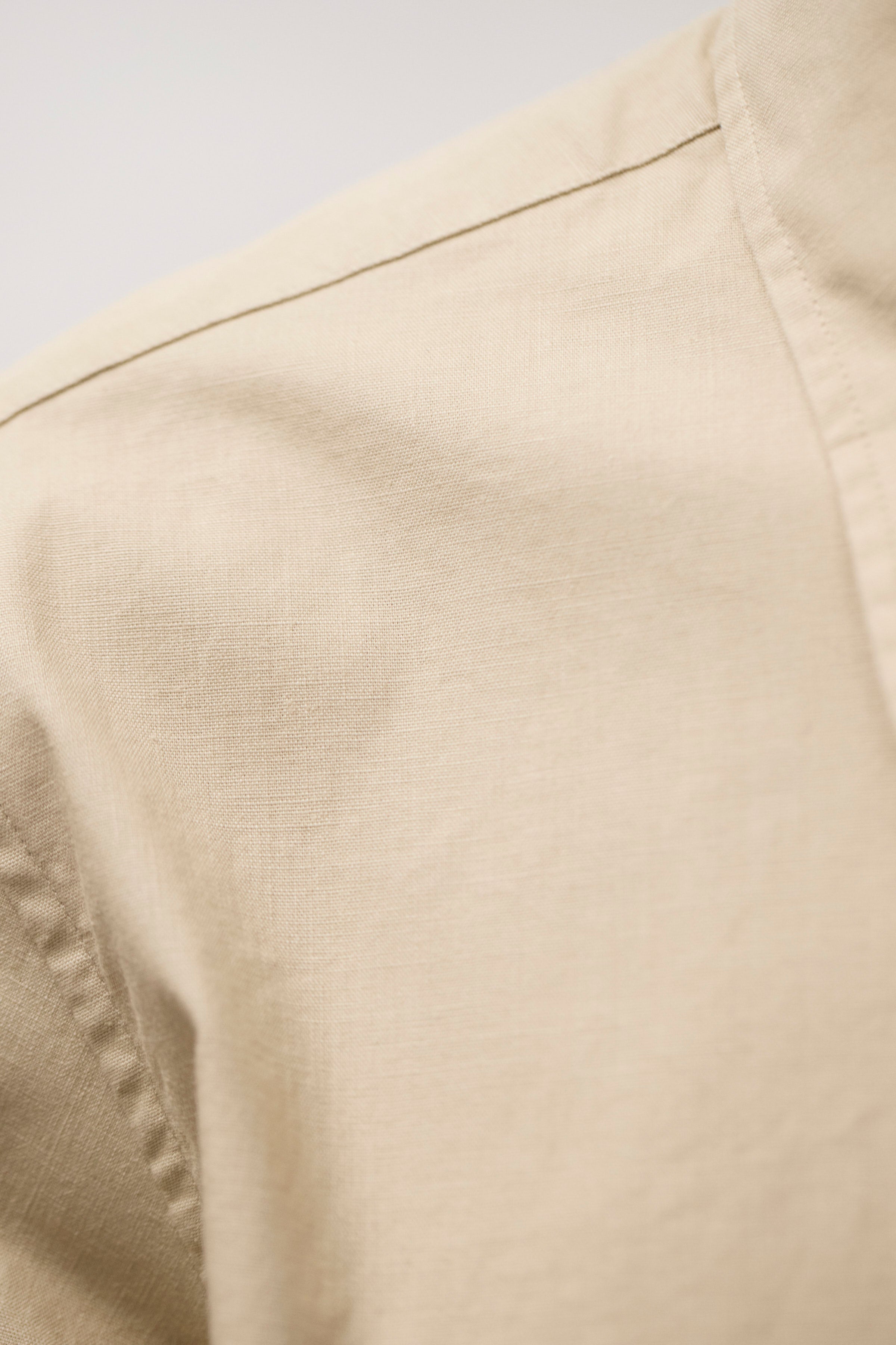Chemise décontractée en coton pigmenté délavé - Une chemise à la coupe classique confectionnée dans un tissu italien doublement teint qui crée une apparence riche et texturée…