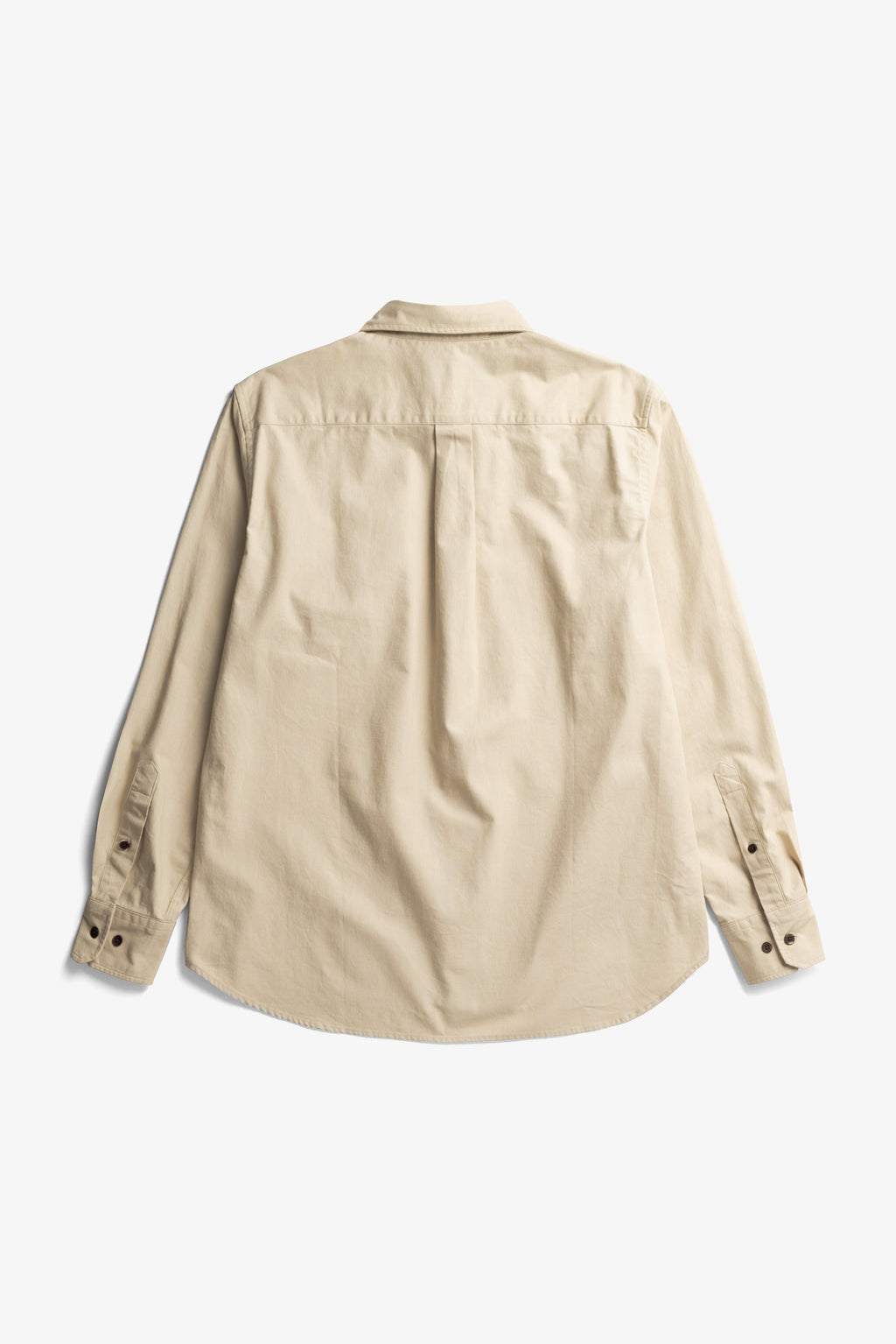 Chemise décontractée en coton pigmenté délavé - Une chemise à la coupe classique confectionnée dans un tissu italien doublement teint qui crée une apparence riche et texturée…