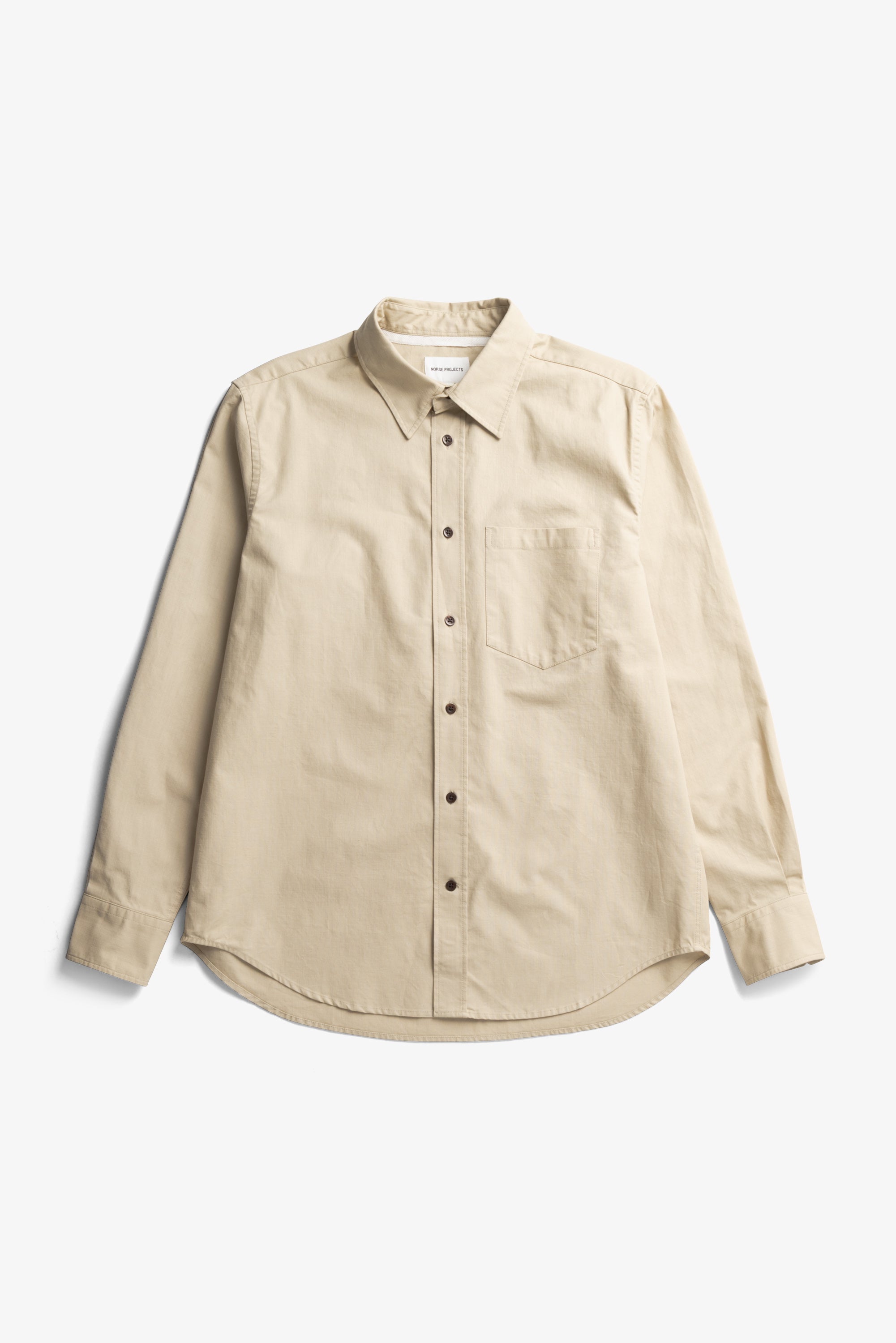 Chemise décontractée en coton pigmenté délavé - Une chemise à la coupe classique confectionnée dans un tissu italien doublement teint qui crée une apparence riche et texturée…