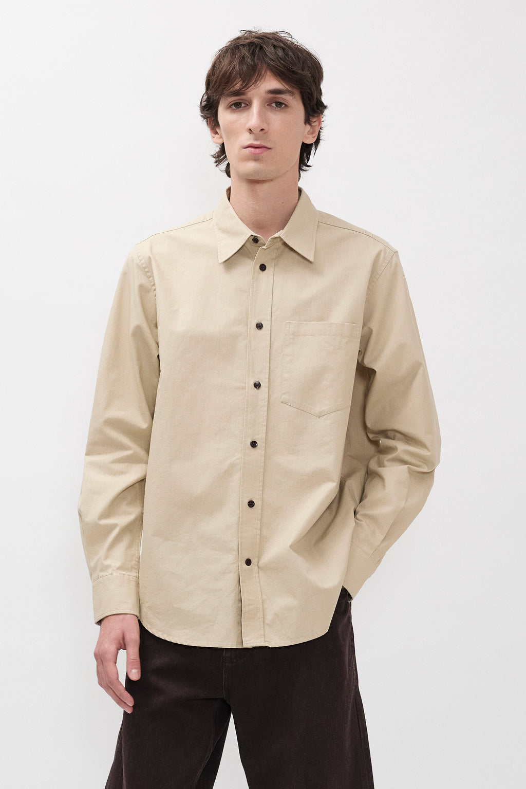 Chemise décontractée en coton pigmenté délavé - Une chemise à la coupe classique confectionnée dans un tissu italien doublement teint qui crée une apparence riche et texturée…
