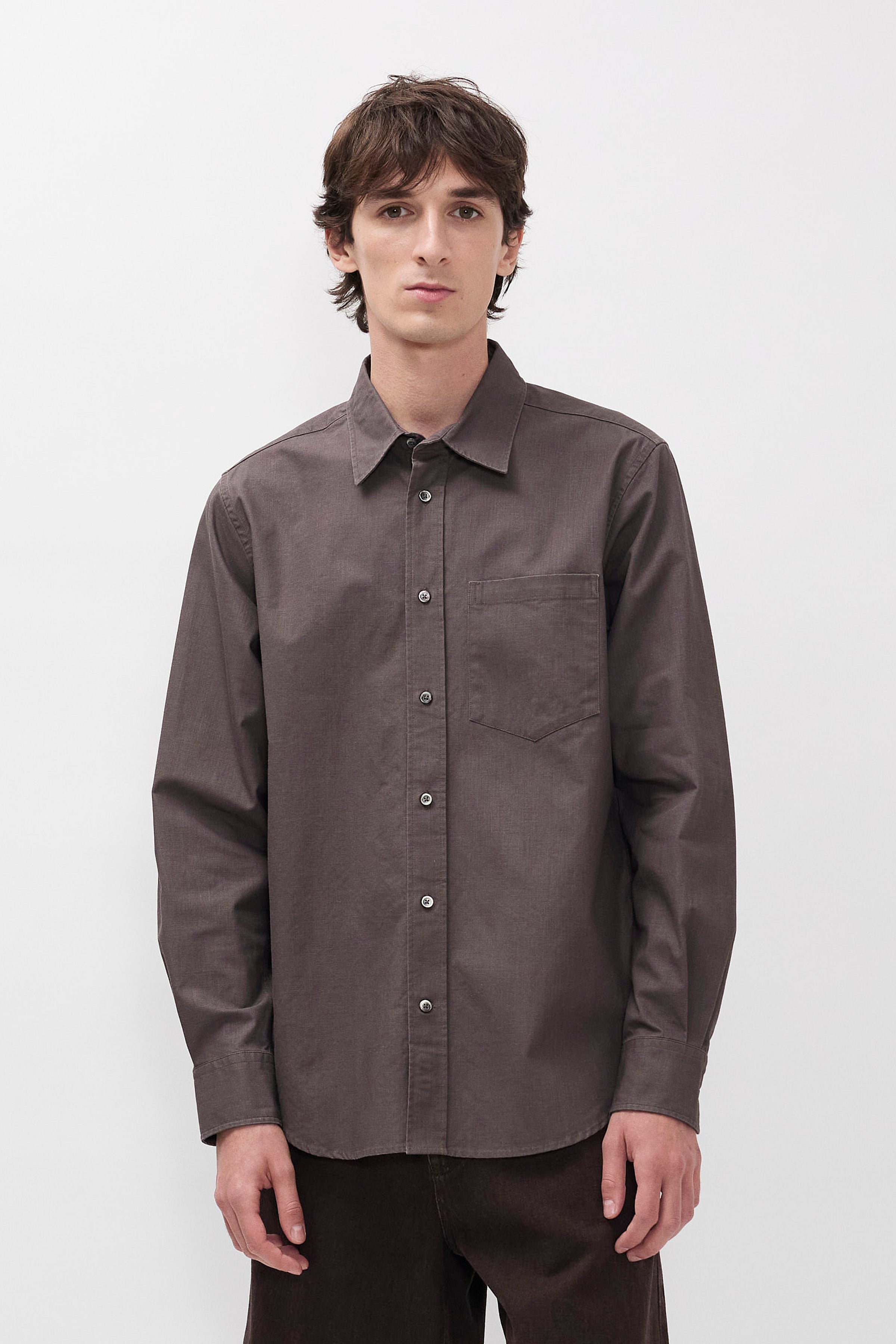 Chemise décontractée en coton pigmenté délavé – Une chemise de coupe classique, confectionnée à partir d'un tissu italien doublement pigmenté qui crée une étoffe riche et texturée…