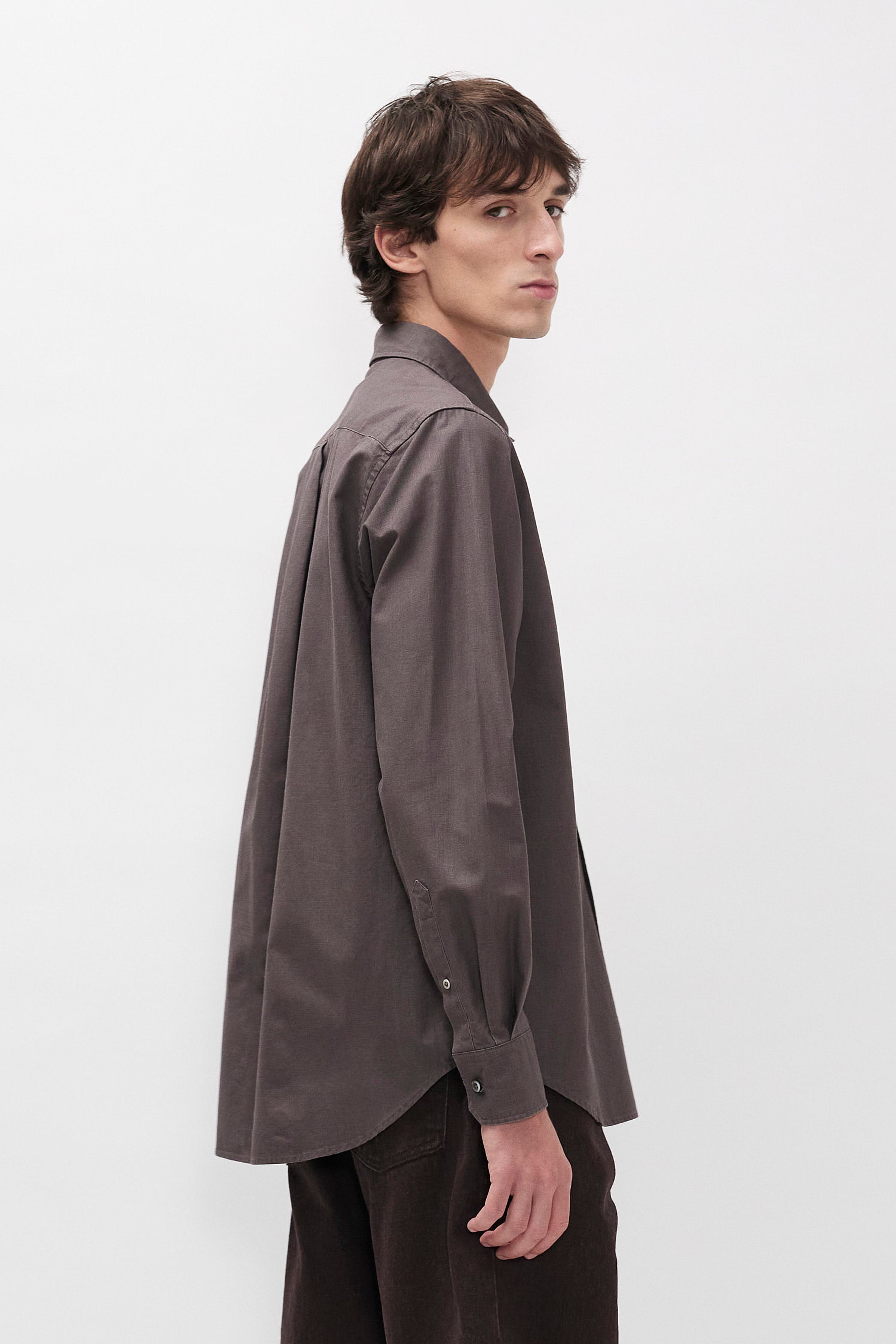 Chemise décontractée en coton pigmenté délavé – Une chemise de coupe classique, confectionnée à partir d'un tissu italien doublement pigmenté qui crée une étoffe riche et texturée…